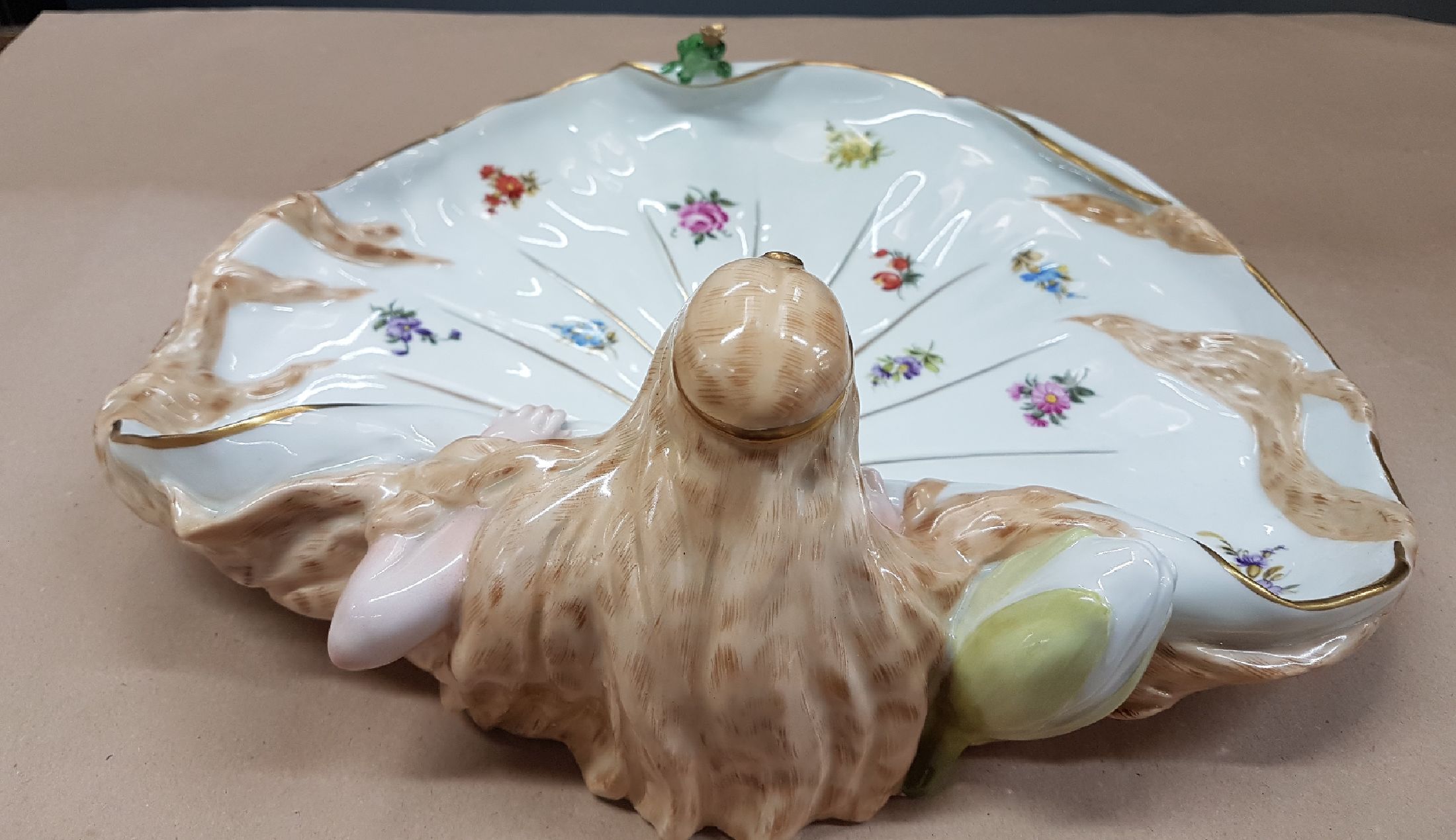 Detail g: Schale im Jugendstil, 2. Hälfte, 20. Jh., Plaue, Blattschale in Form eines Seerosenblattes mit Prinzessin und Froschkönig, polychrom bemalt, ...