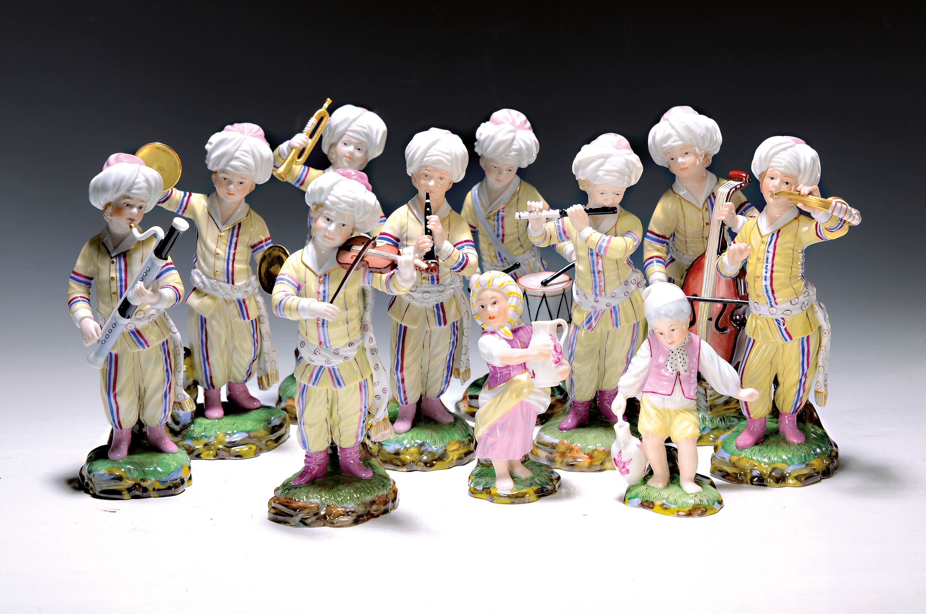9 Porzellanfiguren aus der türkischen Kapelle, Höchst, und Figurenpaar, 2. Hälfte 20. Jh., Trompeter, Violist, Bass, Bläser, Flötenspieler etc., ...