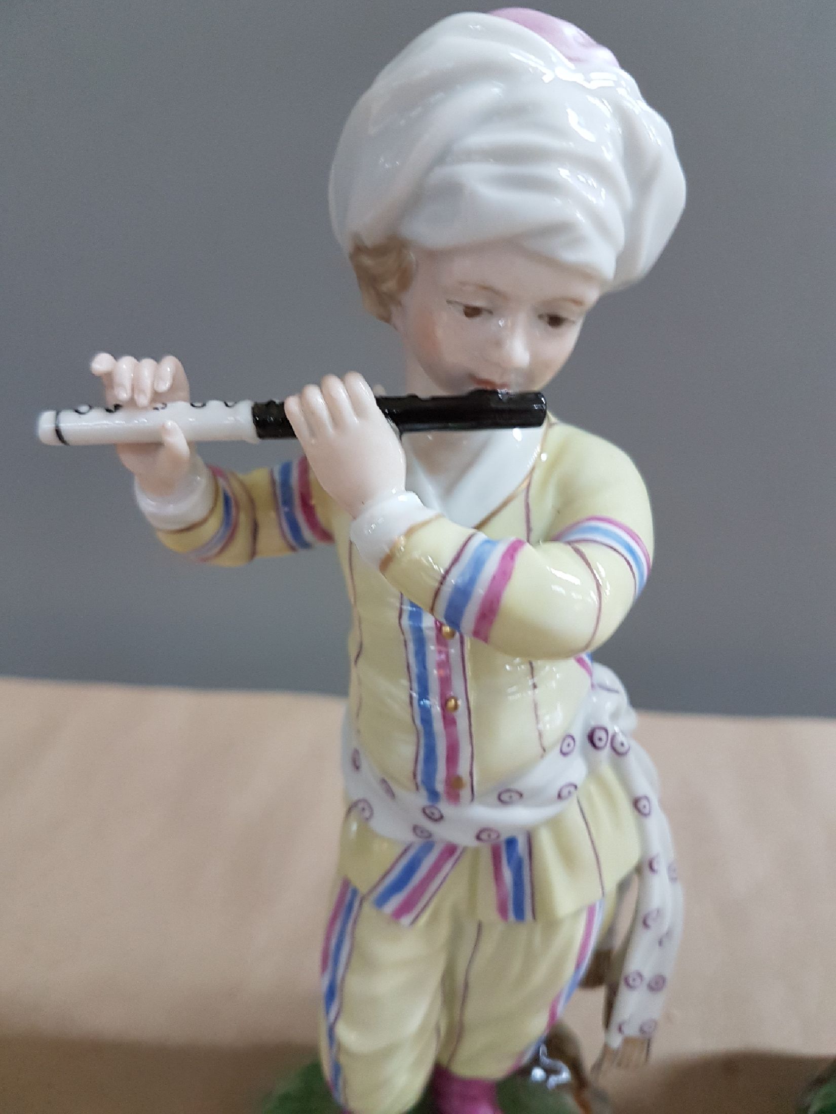 Detail b: 9 Porzellanfiguren aus der türkischen Kapelle, Höchst, und Figurenpaar, 2. Hälfte 20. Jh., Trompeter, Violist, Bass, Bläser, Flötenspieler etc., ...