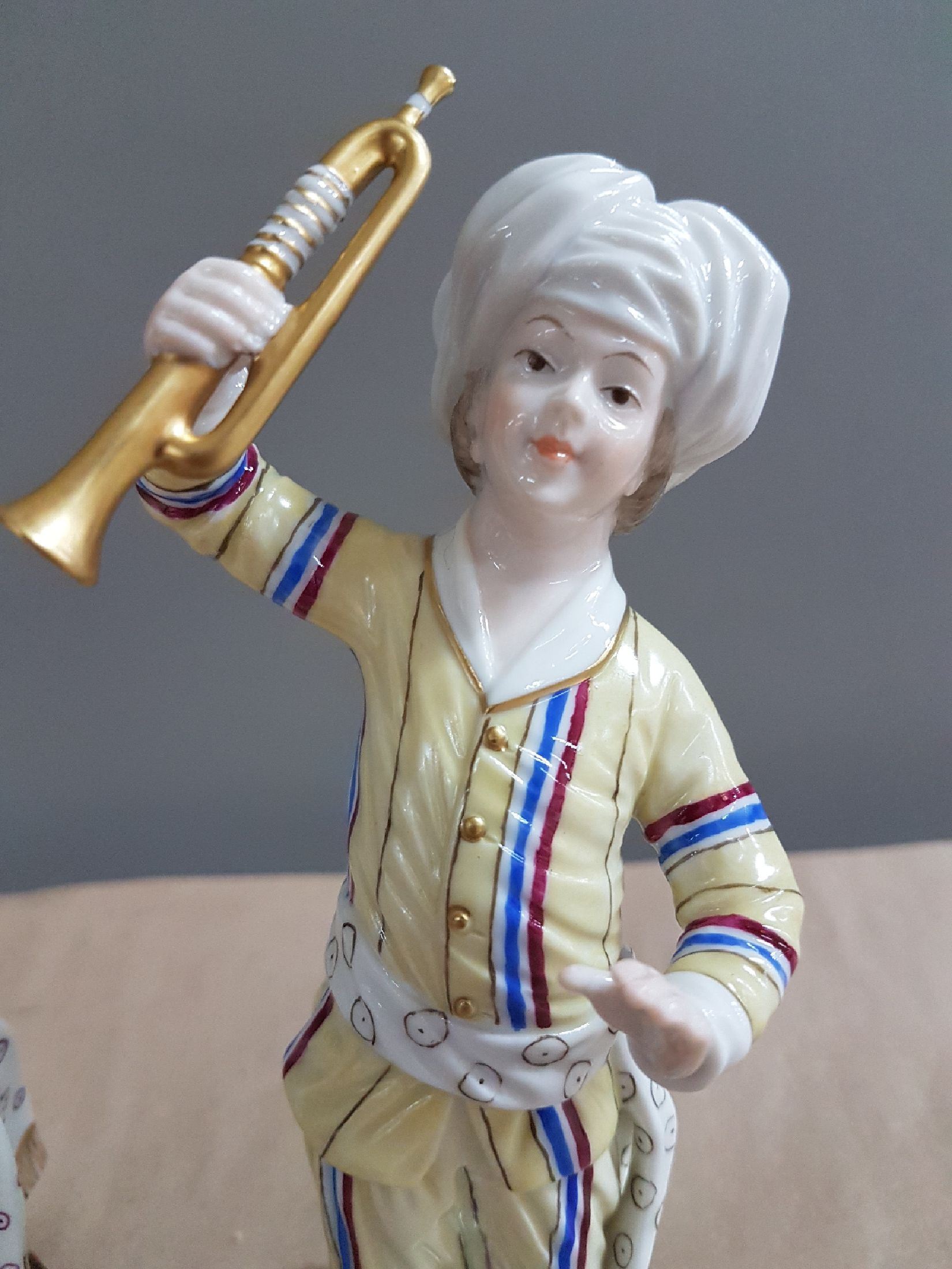Detail c: 9 Porzellanfiguren aus der türkischen Kapelle, Höchst, und Figurenpaar, 2. Hälfte 20. Jh., Trompeter, Violist, Bass, Bläser, Flötenspieler etc., ...
