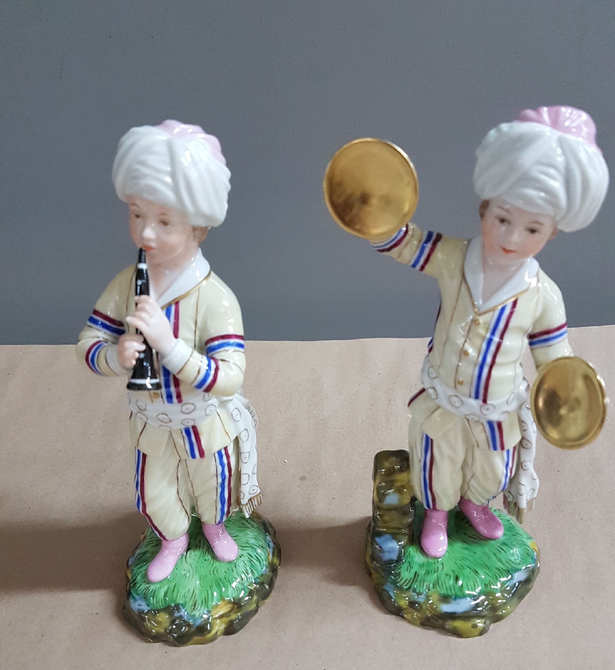 Detail d: 9 Porzellanfiguren aus der türkischen Kapelle, Höchst, und Figurenpaar, 2. Hälfte 20. Jh., Trompeter, Violist, Bass, Bläser, Flötenspieler etc., ...