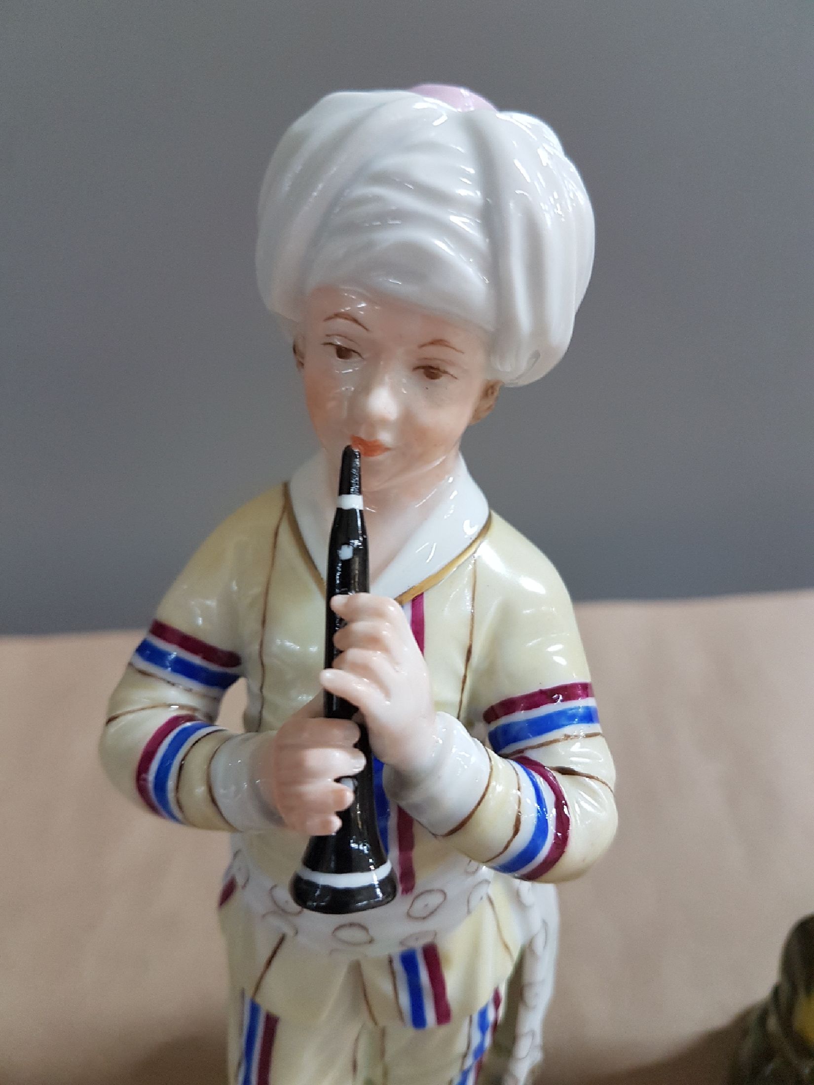 Detail e: 9 Porzellanfiguren aus der türkischen Kapelle, Höchst, und Figurenpaar, 2. Hälfte 20. Jh., Trompeter, Violist, Bass, Bläser, Flötenspieler etc., ...