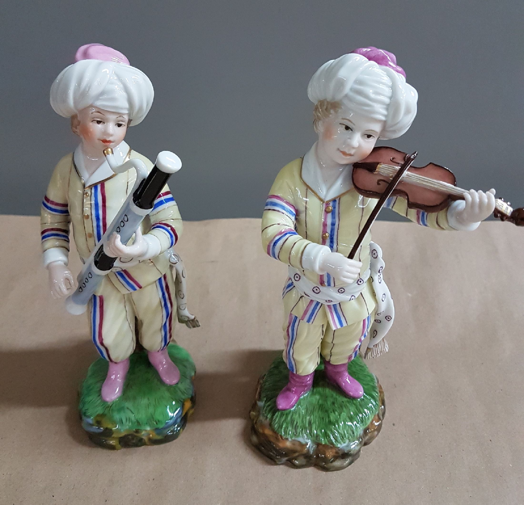 Detail g: 9 Porzellanfiguren aus der türkischen Kapelle, Höchst, und Figurenpaar, 2. Hälfte 20. Jh., Trompeter, Violist, Bass, Bläser, Flötenspieler etc., ...