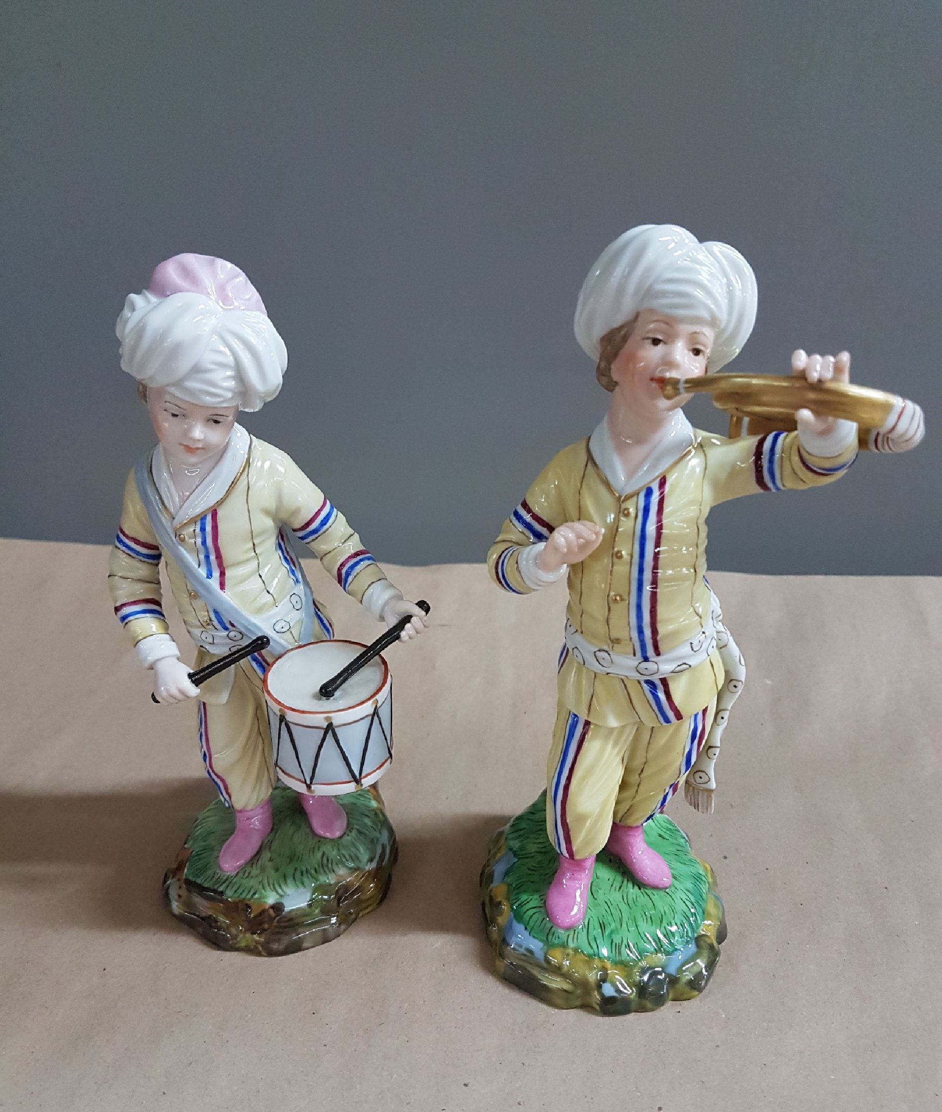 Detail j: 9 Porzellanfiguren aus der türkischen Kapelle, Höchst, und Figurenpaar, 2. Hälfte 20. Jh., Trompeter, Violist, Bass, Bläser, Flötenspieler etc., ...
