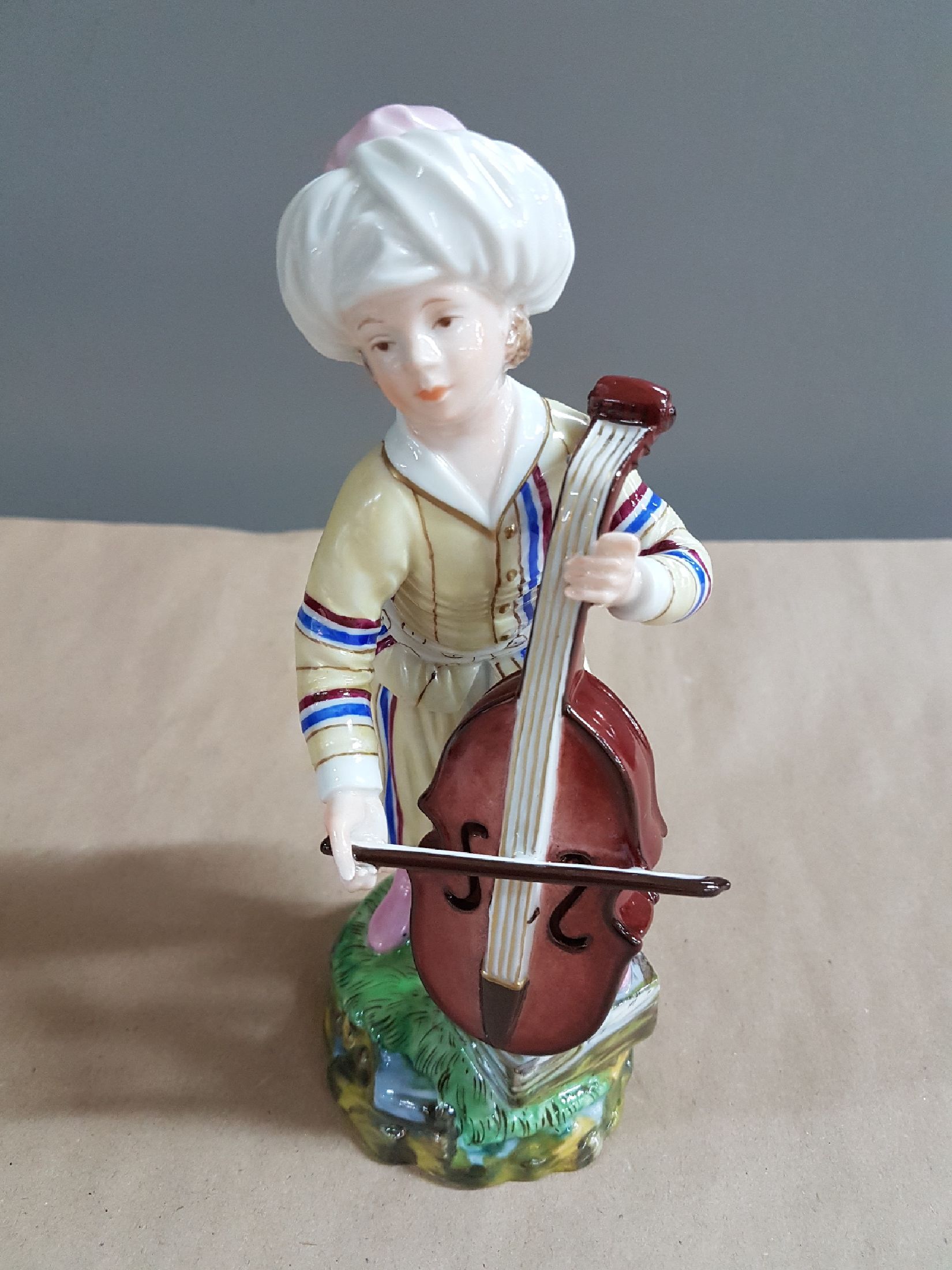 Detail m: 9 Porzellanfiguren aus der türkischen Kapelle, Höchst, und Figurenpaar, 2. Hälfte 20. Jh., Trompeter, Violist, Bass, Bläser, Flötenspieler etc., ...