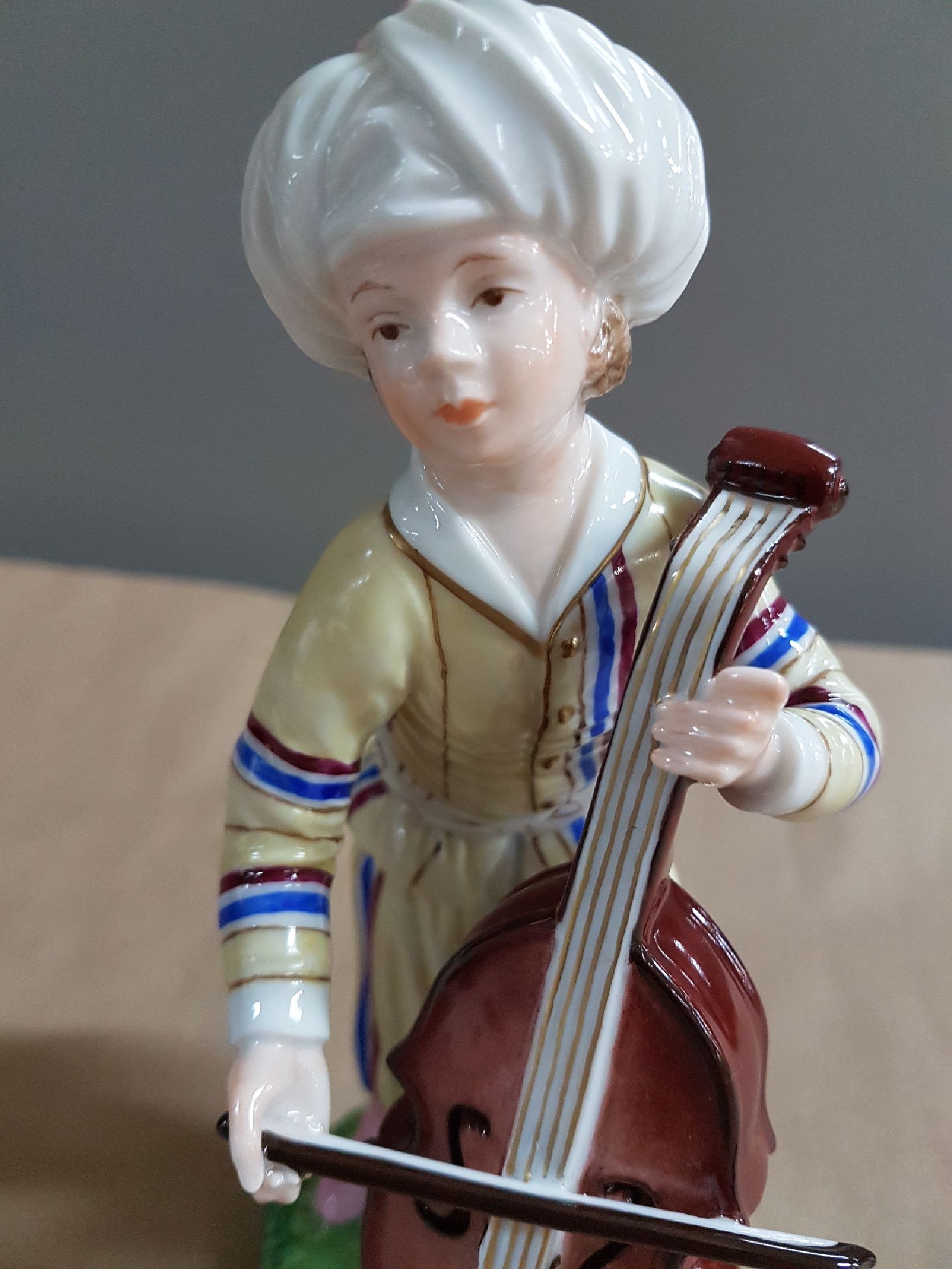 Detail n: 9 Porzellanfiguren aus der türkischen Kapelle, Höchst, und Figurenpaar, 2. Hälfte 20. Jh., Trompeter, Violist, Bass, Bläser, Flötenspieler etc., ...