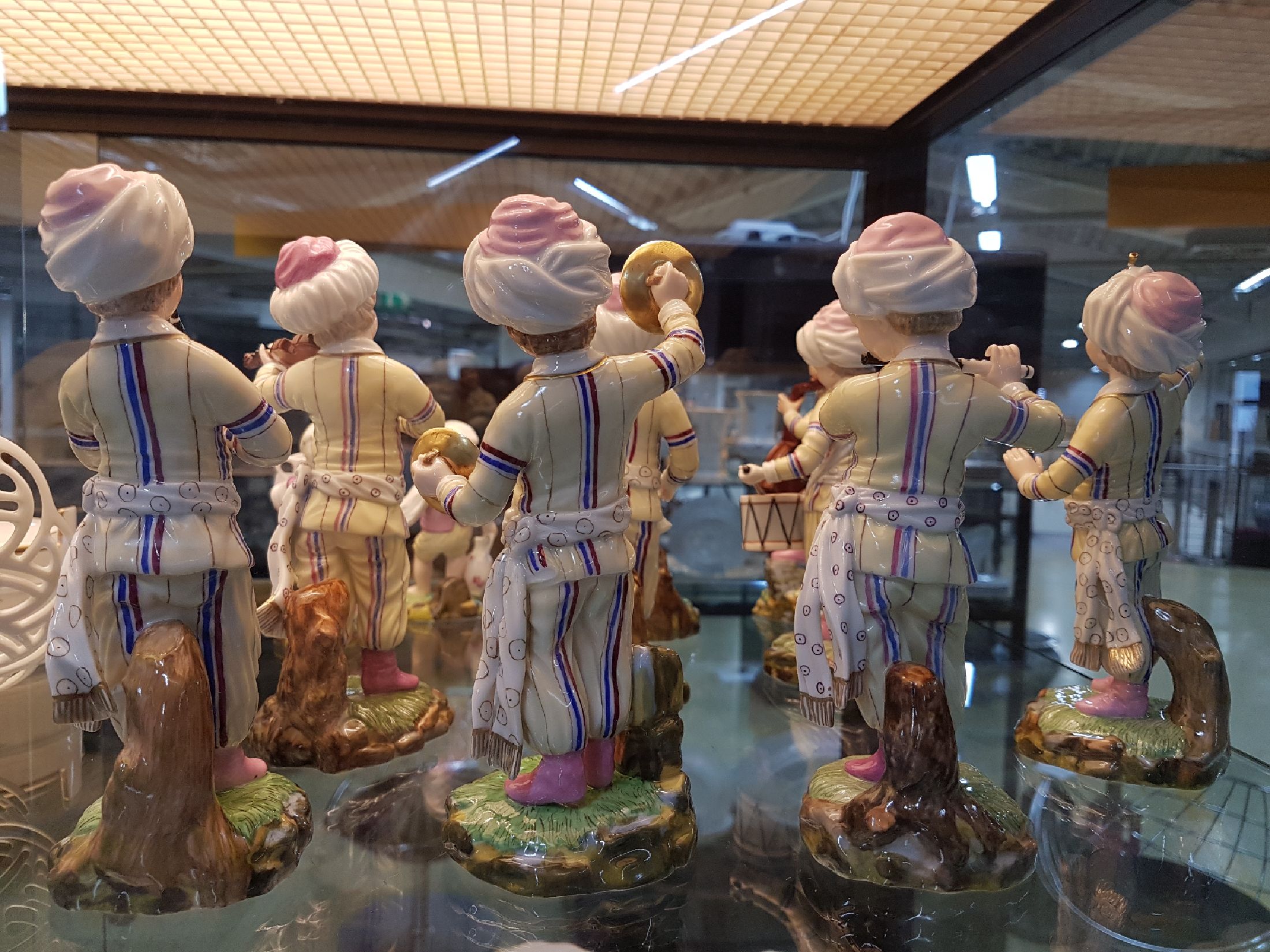 Detail t: 9 Porzellanfiguren aus der türkischen Kapelle, Höchst, und Figurenpaar, 2. Hälfte 20. Jh., Trompeter, Violist, Bass, Bläser, Flötenspieler etc., ...