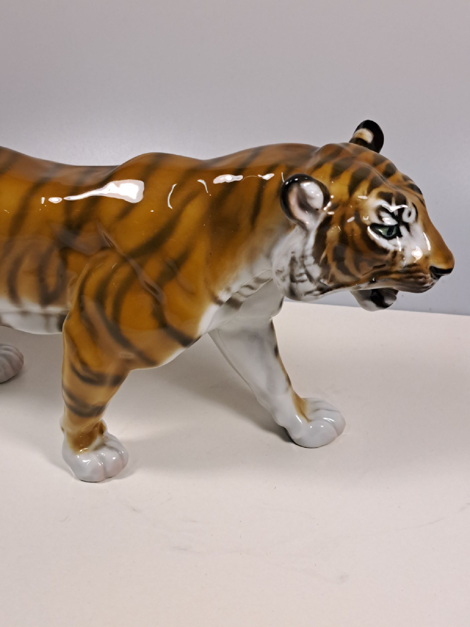 Detail a: Porzellanfigur Tiger, Rosenthal, Kunstabteilung Selb, Entw. Max Daniel Hermann Fritz 1932, Porzellan, naturalistisch bemalt, Nr. 750, mit ...