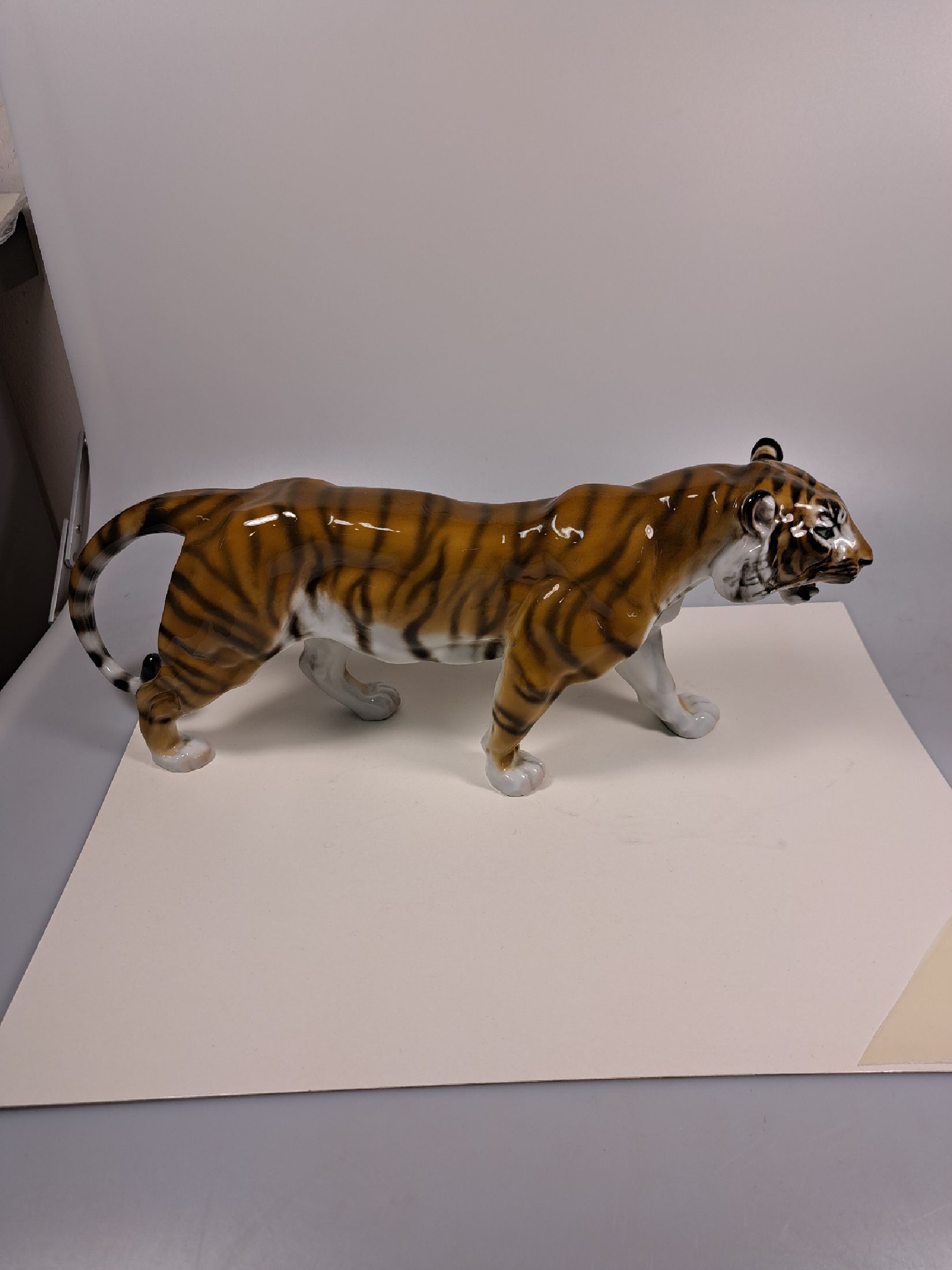 Detail c: Porzellanfigur Tiger, Rosenthal, Kunstabteilung Selb, Entw. Max Daniel Hermann Fritz 1932, Porzellan, naturalistisch bemalt, Nr. 750, mit ...