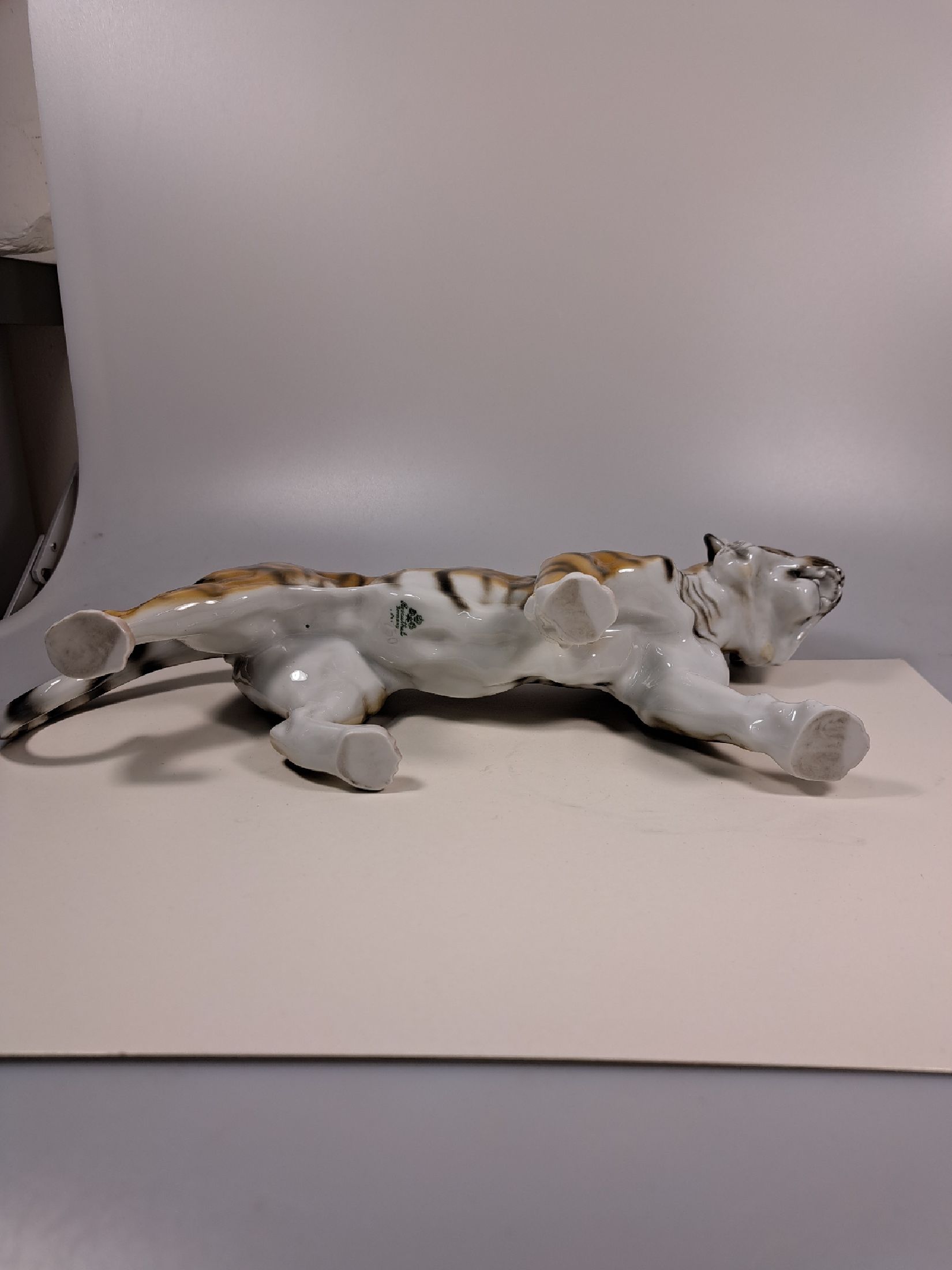 Detail d: Porzellanfigur Tiger, Rosenthal, Kunstabteilung Selb, Entw. Max Daniel Hermann Fritz 1932, Porzellan, naturalistisch bemalt, Nr. 750, mit ...