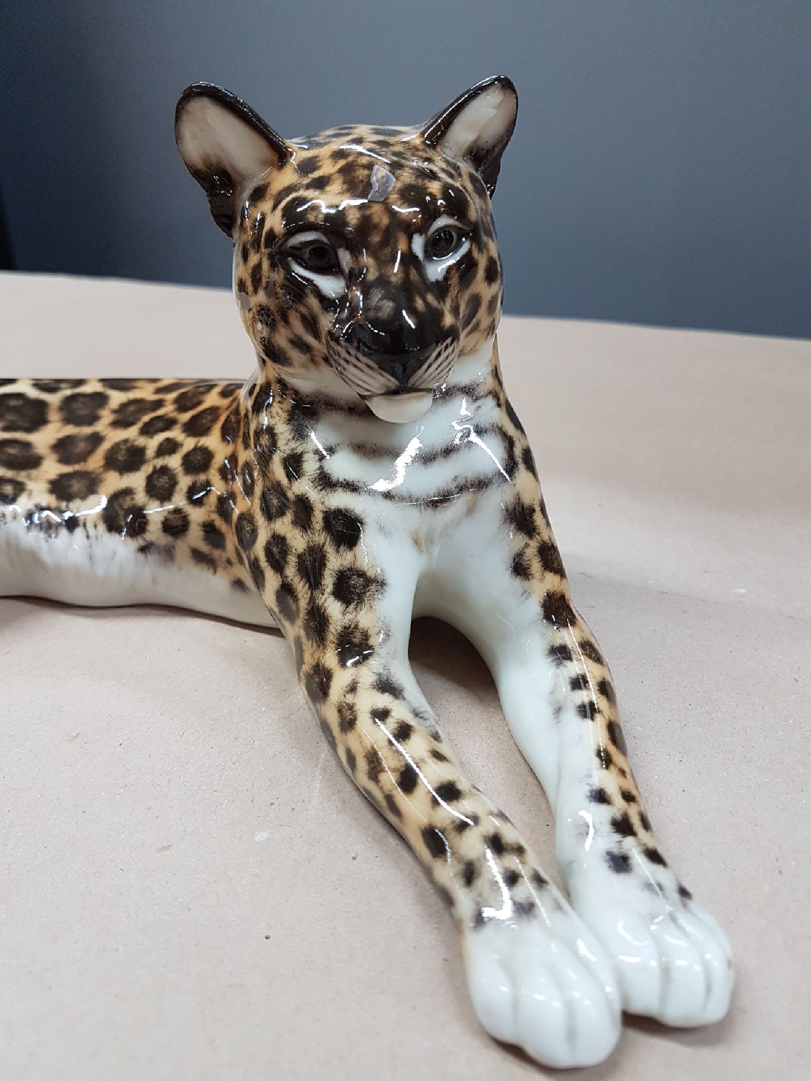 Detail c: Porzellanfigur liegender Leopard, Nymphenburg, Entw. Theodor Kärner, 2.Hälfte 20.Jh., Porzellan, naturalistisch bemalt, Modellnr. 153, Alterssp., ...