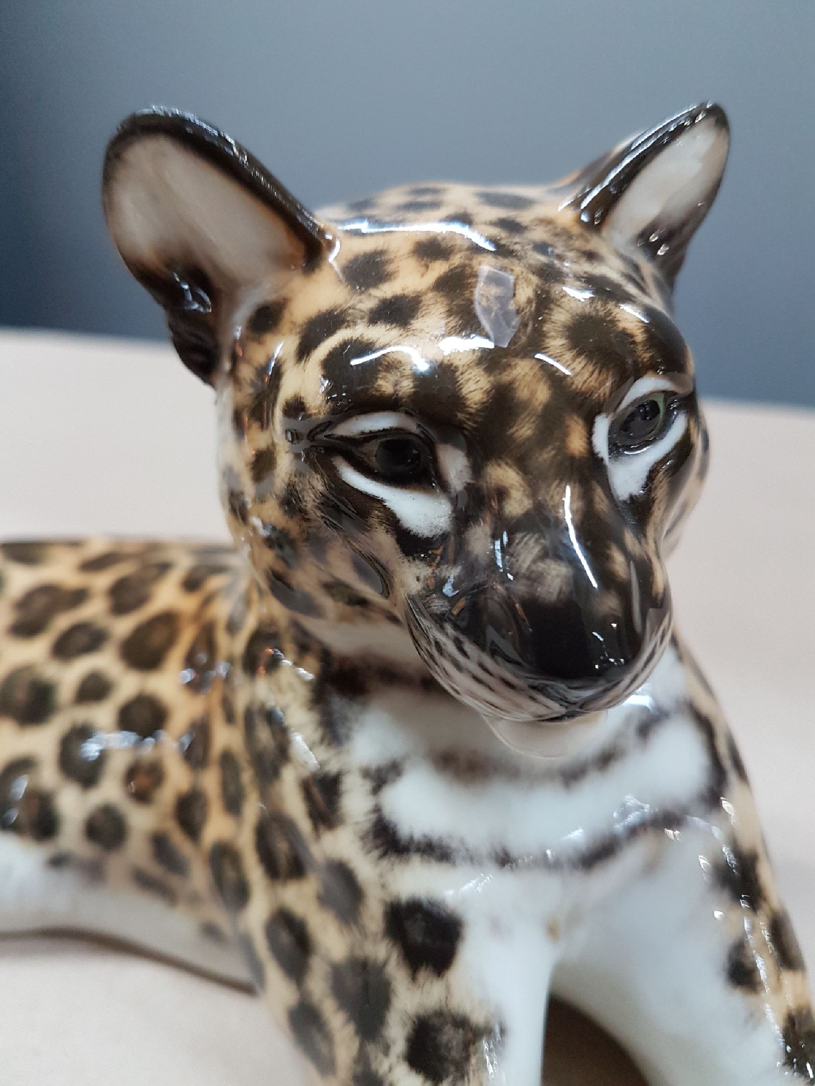 Detail d: Porzellanfigur liegender Leopard, Nymphenburg, Entw. Theodor Kärner, 2.Hälfte 20.Jh., Porzellan, naturalistisch bemalt, Modellnr. 153, Alterssp., ...