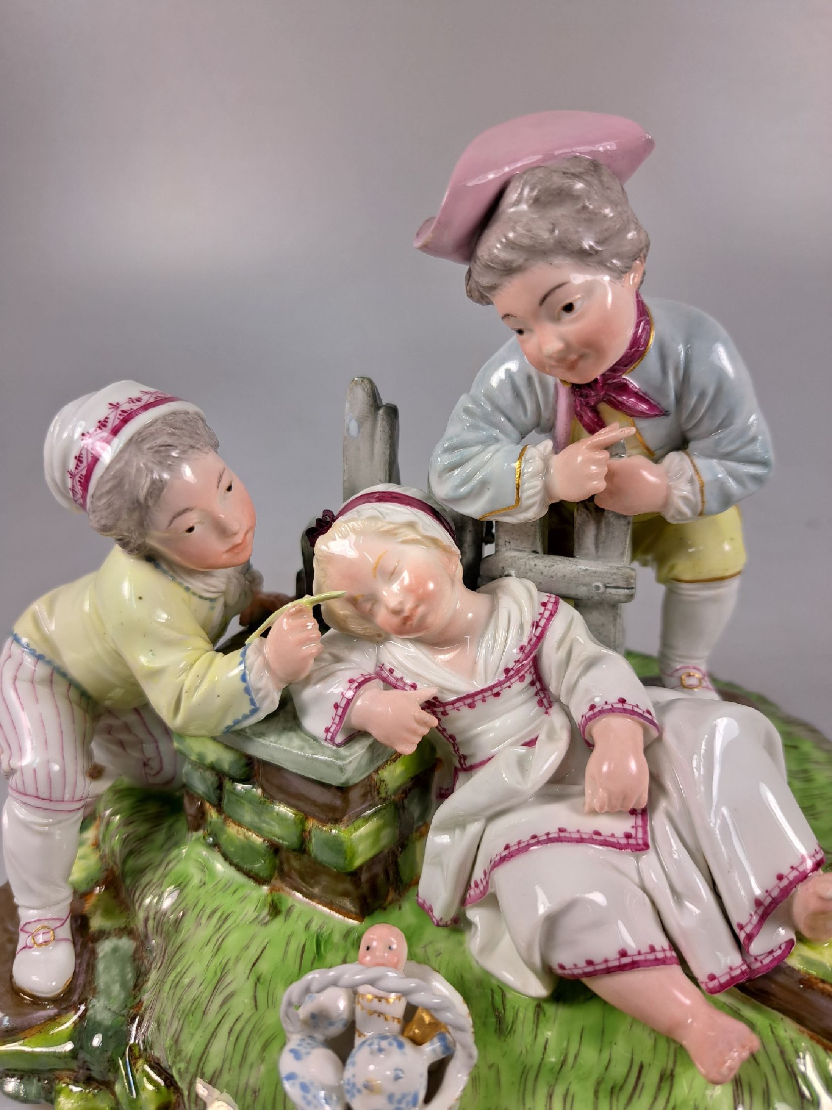Detail c: Porzellangruppe, Höchst, 18. Jh., "Der gestörte Schlummer", Entwurf von, J.P. Melchior, schlafendes Mädchen wird von zwei Knaben ...