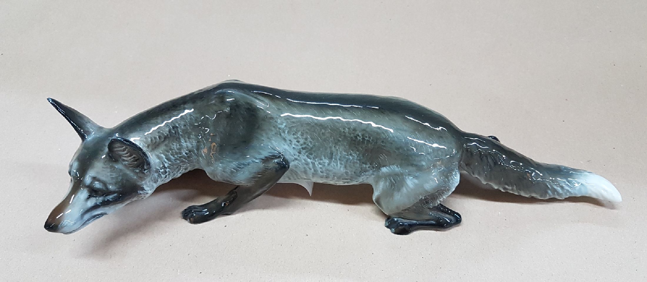 Detail a: Zwei Porzellanfiguren, schleichender Fuchs, Rosenthal und liegendes Kitz, Hutschenreuther, 20.Jh., Porzellan, naturalistisch bemalt, Fuchs Entw. ...