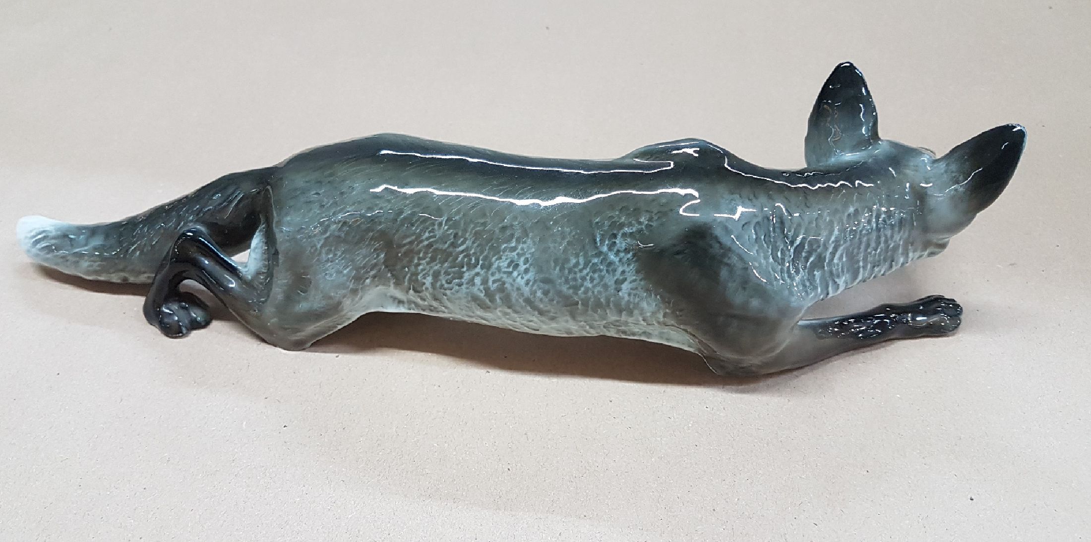 Detail b: Zwei Porzellanfiguren, schleichender Fuchs, Rosenthal und liegendes Kitz, Hutschenreuther, 20.Jh., Porzellan, naturalistisch bemalt, Fuchs Entw. ...