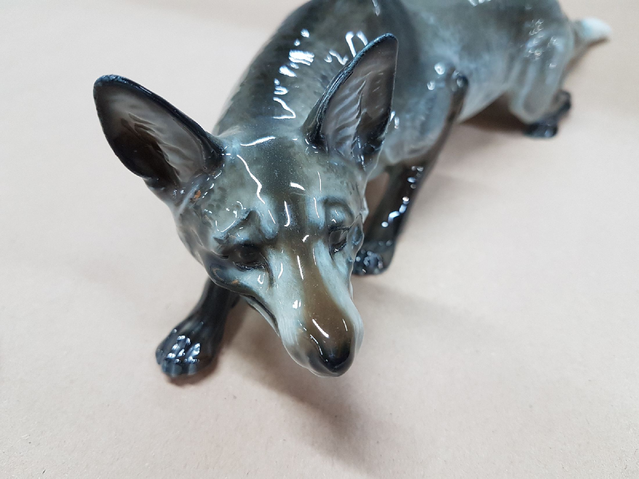 Detail c: Zwei Porzellanfiguren, schleichender Fuchs, Rosenthal und liegendes Kitz, Hutschenreuther, 20.Jh., Porzellan, naturalistisch bemalt, Fuchs Entw. ...