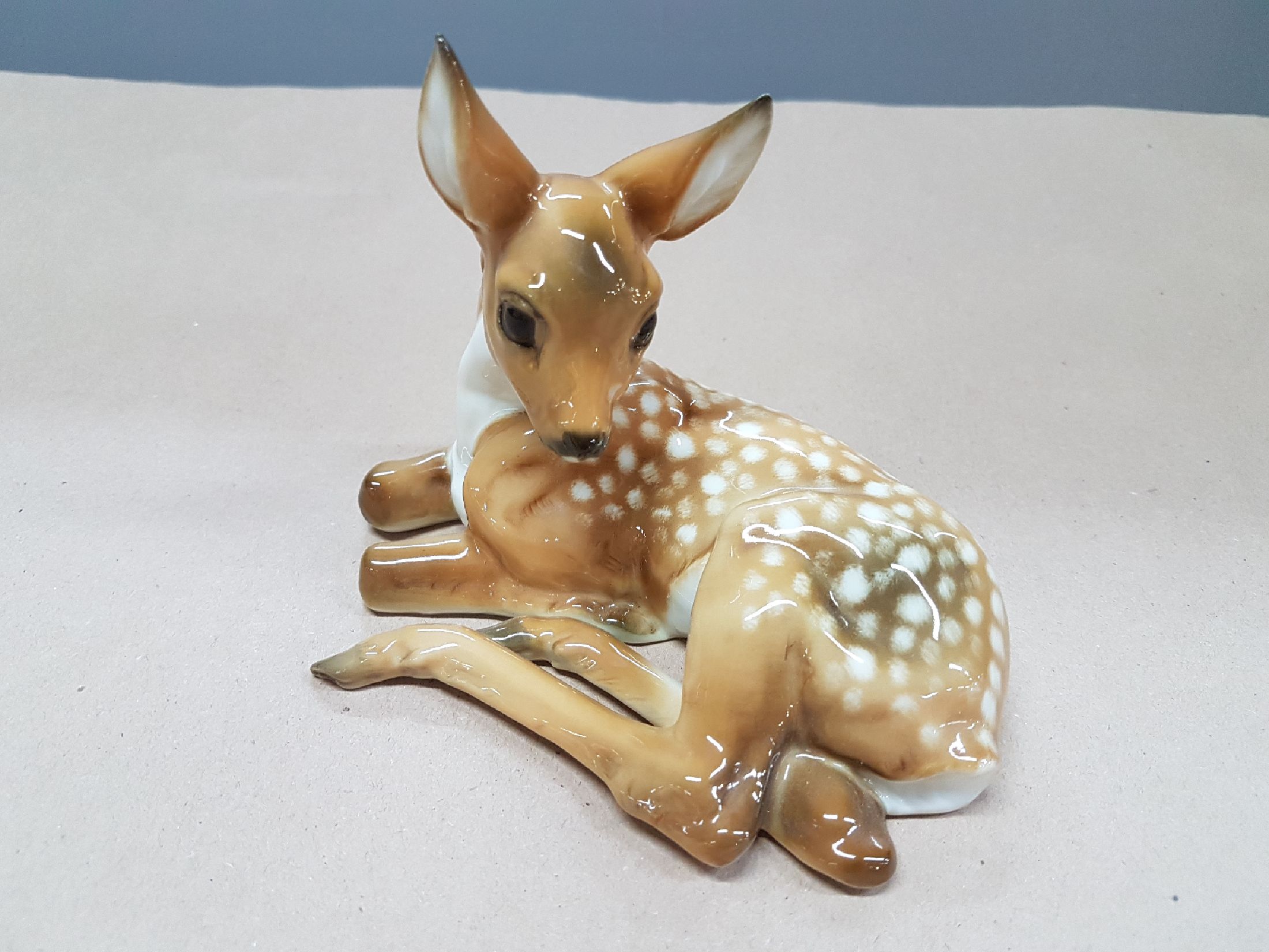 Detail e: Zwei Porzellanfiguren, schleichender Fuchs, Rosenthal und liegendes Kitz, Hutschenreuther, 20.Jh., Porzellan, naturalistisch bemalt, Fuchs Entw. ...