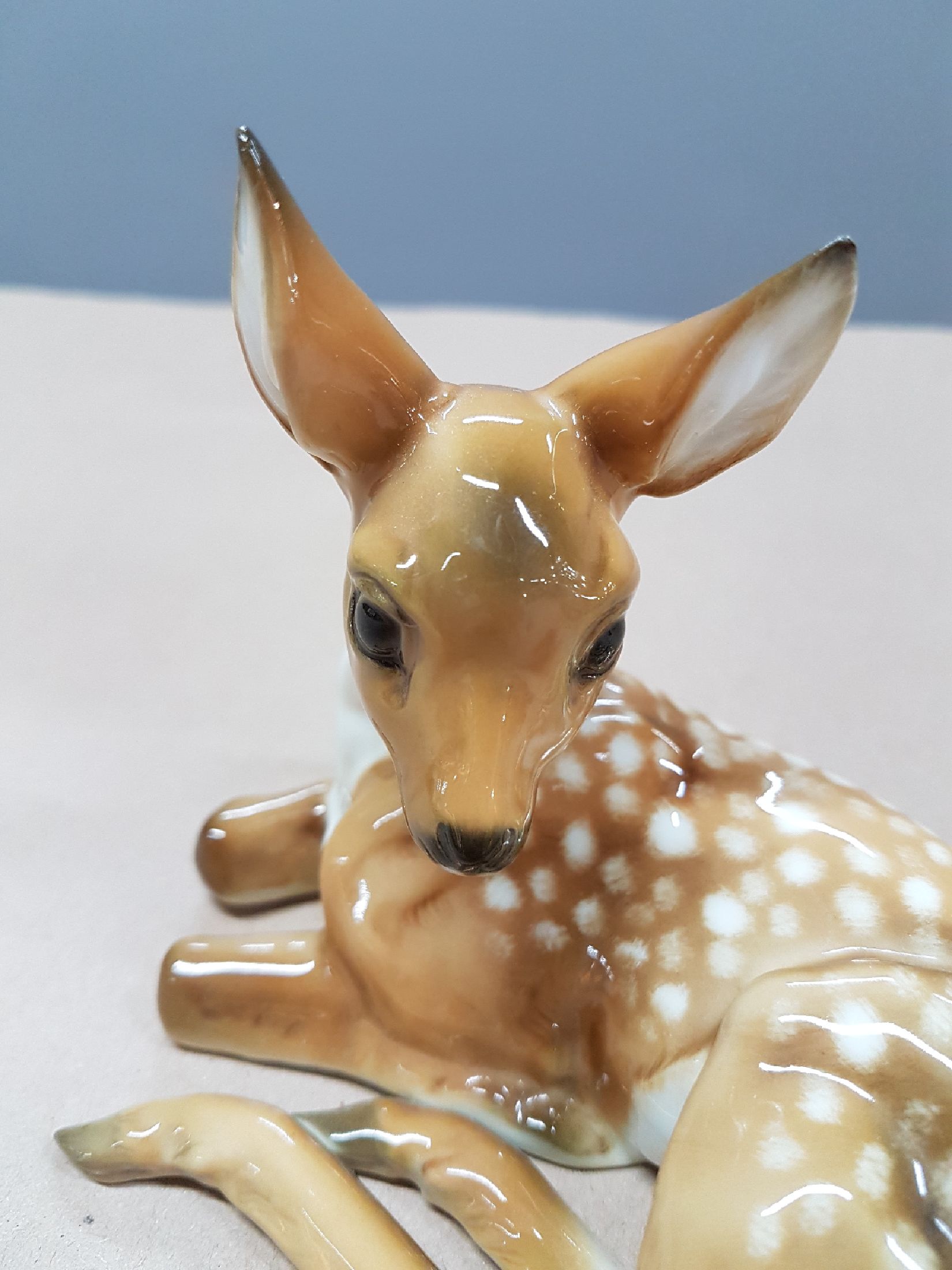 Detail f: Zwei Porzellanfiguren, schleichender Fuchs, Rosenthal und liegendes Kitz, Hutschenreuther, 20.Jh., Porzellan, naturalistisch bemalt, Fuchs Entw. ...