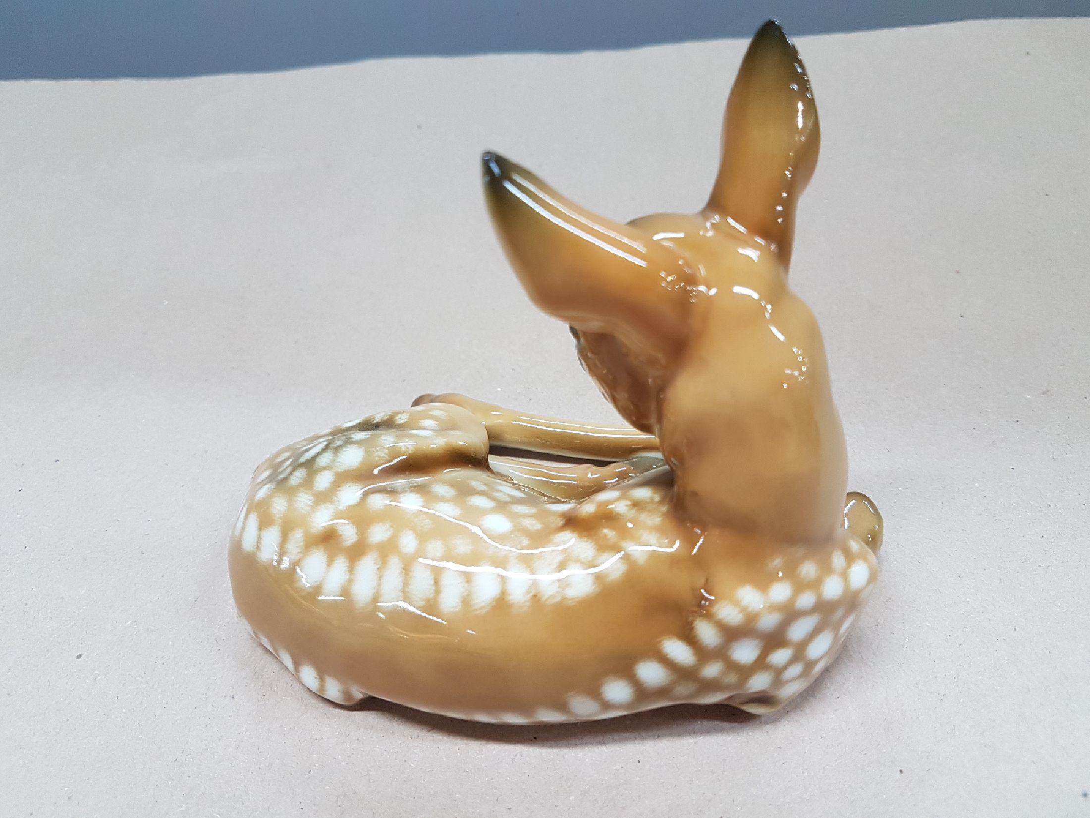 Detail g: Zwei Porzellanfiguren, schleichender Fuchs, Rosenthal und liegendes Kitz, Hutschenreuther, 20.Jh., Porzellan, naturalistisch bemalt, Fuchs Entw. ...