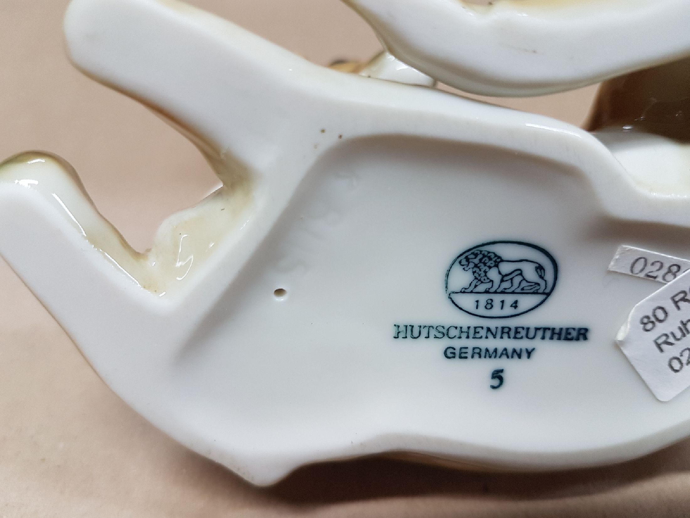 Detail h: Zwei Porzellanfiguren, schleichender Fuchs, Rosenthal und liegendes Kitz, Hutschenreuther, 20.Jh., Porzellan, naturalistisch bemalt, Fuchs Entw. ...