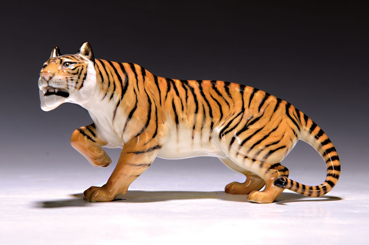 Porzellanfigur, schreitender Tiger, Rosenthal, Entw. Max Hermann Fritz, 2.Hälfte 20.Jh., Porzellan, naturalistisch bemalt, Alterssp., L. 20 cm