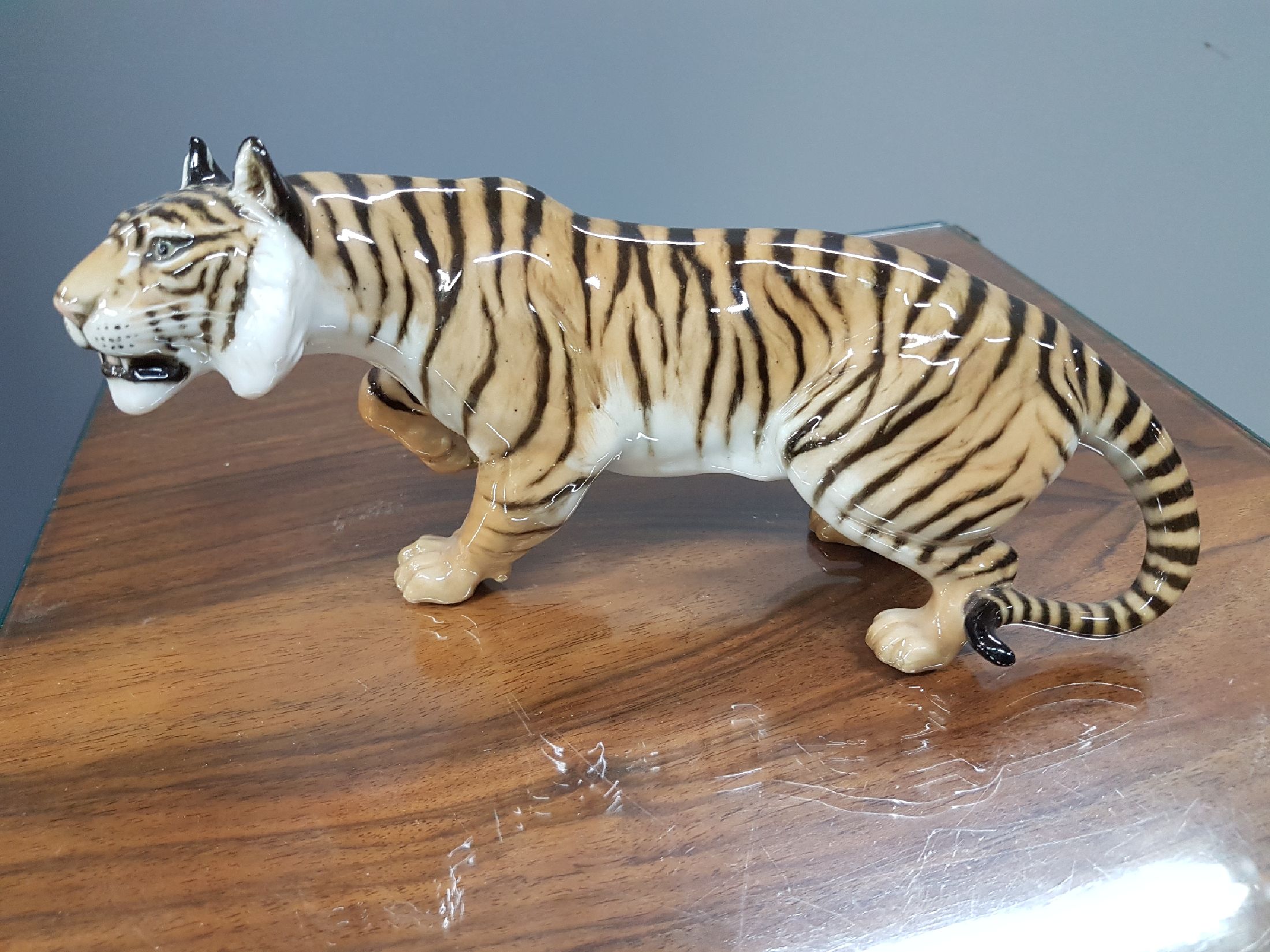 Detail a: Porzellanfigur, schreitender Tiger, Rosenthal, Entw. Max Hermann Fritz, 2.Hälfte 20.Jh., Porzellan, naturalistisch bemalt, Alterssp., L. 20 cm