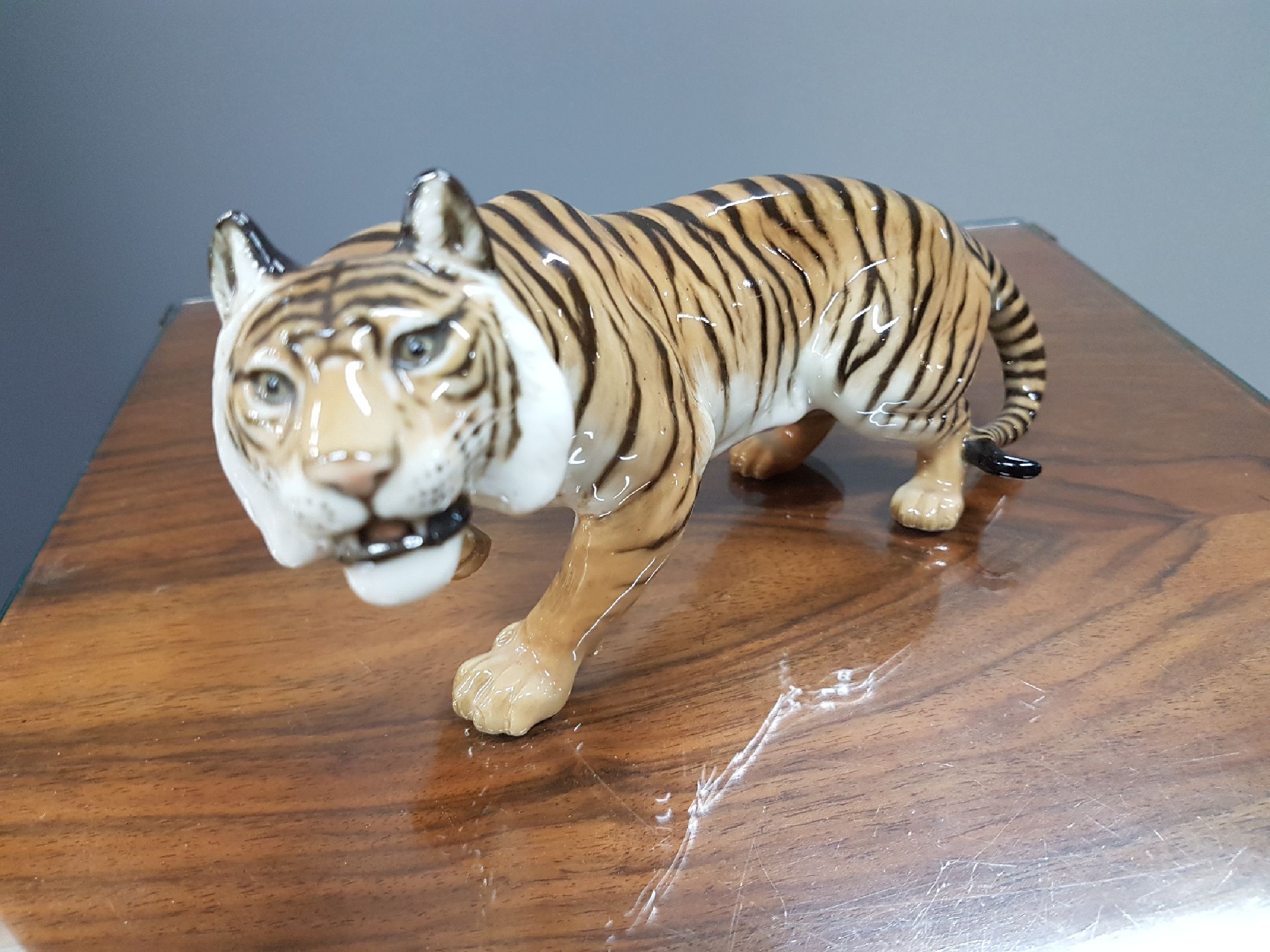 Detail b: Porzellanfigur, schreitender Tiger, Rosenthal, Entw. Max Hermann Fritz, 2.Hälfte 20.Jh., Porzellan, naturalistisch bemalt, Alterssp., L. 20 cm
