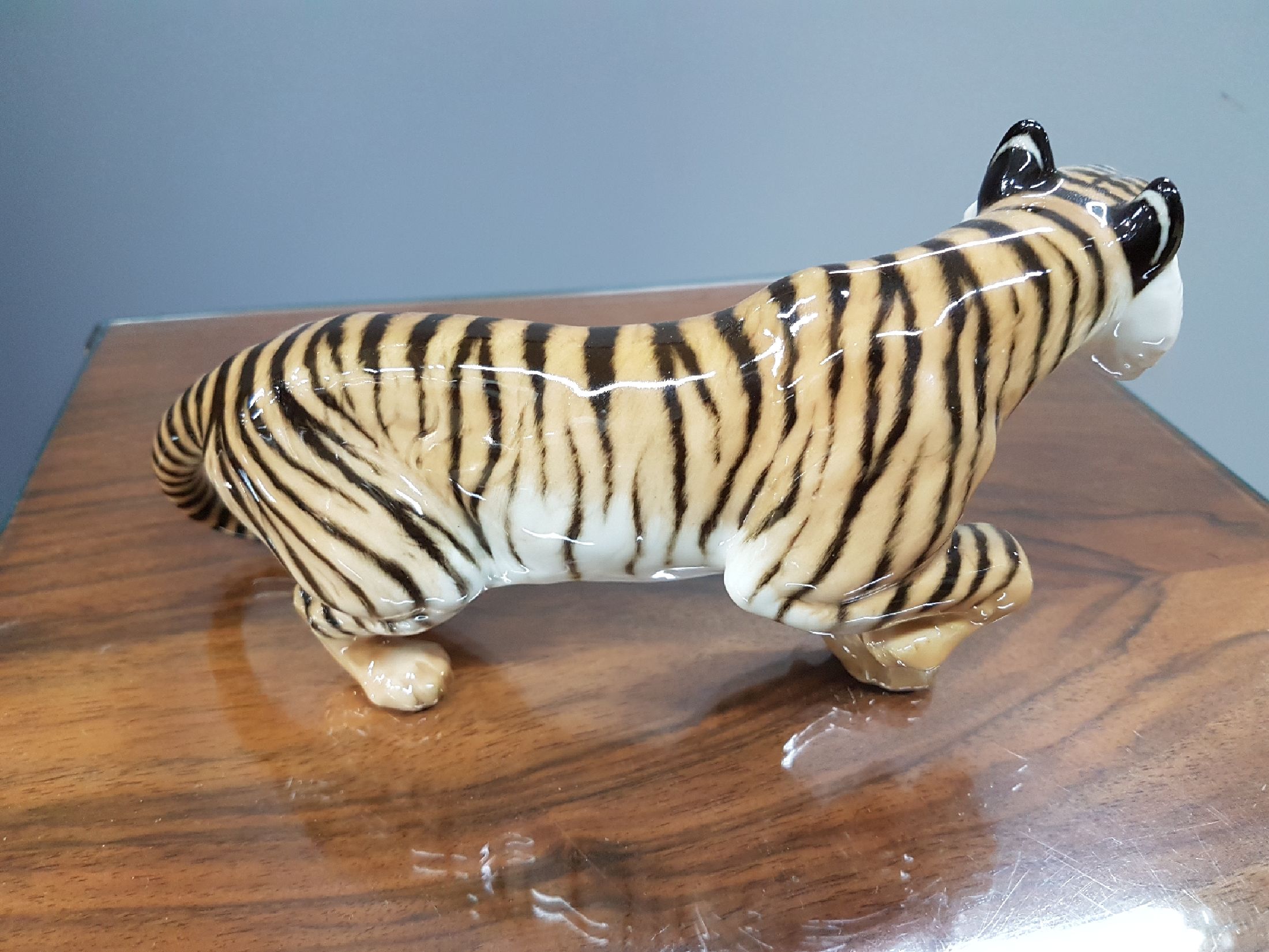 Detail c: Porzellanfigur, schreitender Tiger, Rosenthal, Entw. Max Hermann Fritz, 2.Hälfte 20.Jh., Porzellan, naturalistisch bemalt, Alterssp., L. 20 cm