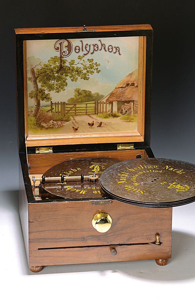 Polyphon mit 32 Lochblechplatten, um 1900, Kamm in gutem Zustand, ca. 40 Zähne, Plattendurchmesser 20.5 cm, sog. "Ritsch-Ratsch-Aufzug", ...