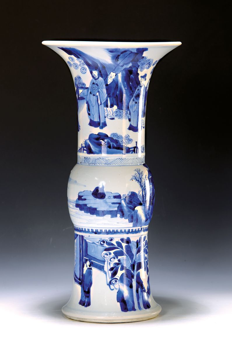 Große Gu-förmige Vase, China, wohl Kangxi, drei Abschnitte mit blauer Unterglasurbemalung, Parklandschaft mit Würdenträger und Hofstaat, ...