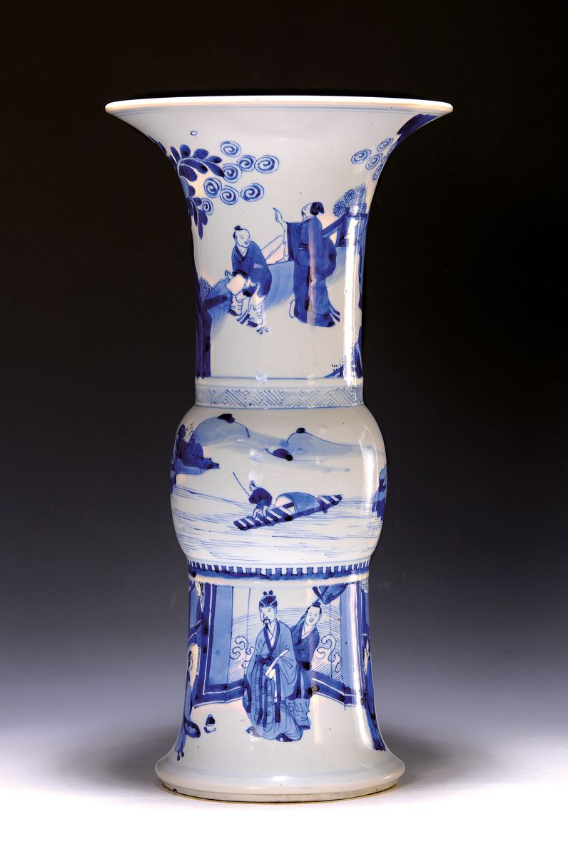 Detail a: Große Gu-förmige Vase, China, wohl Kangxi, drei Abschnitte mit blauer Unterglasurbemalung, Parklandschaft mit Würdenträger und Hofstaat, ...