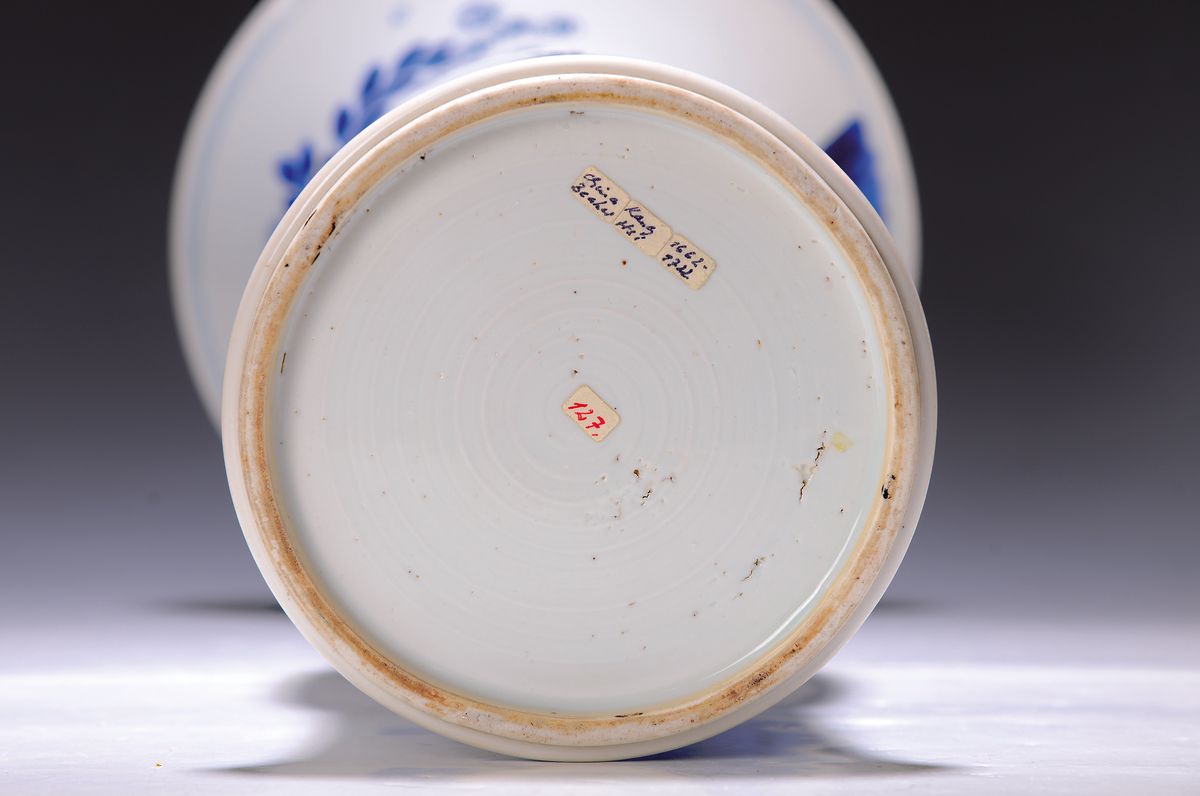 Detail b: Große Gu-förmige Vase, China, wohl Kangxi, drei Abschnitte mit blauer Unterglasurbemalung, Parklandschaft mit Würdenträger und Hofstaat, ...