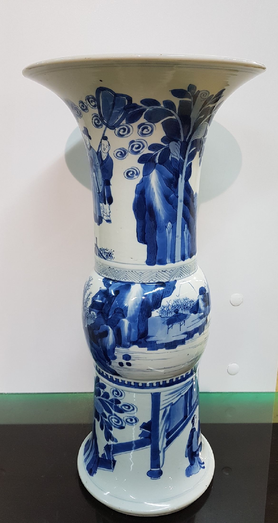 Detail c: Große Gu-förmige Vase, China, wohl Kangxi, drei Abschnitte mit blauer Unterglasurbemalung, Parklandschaft mit Würdenträger und Hofstaat, ...