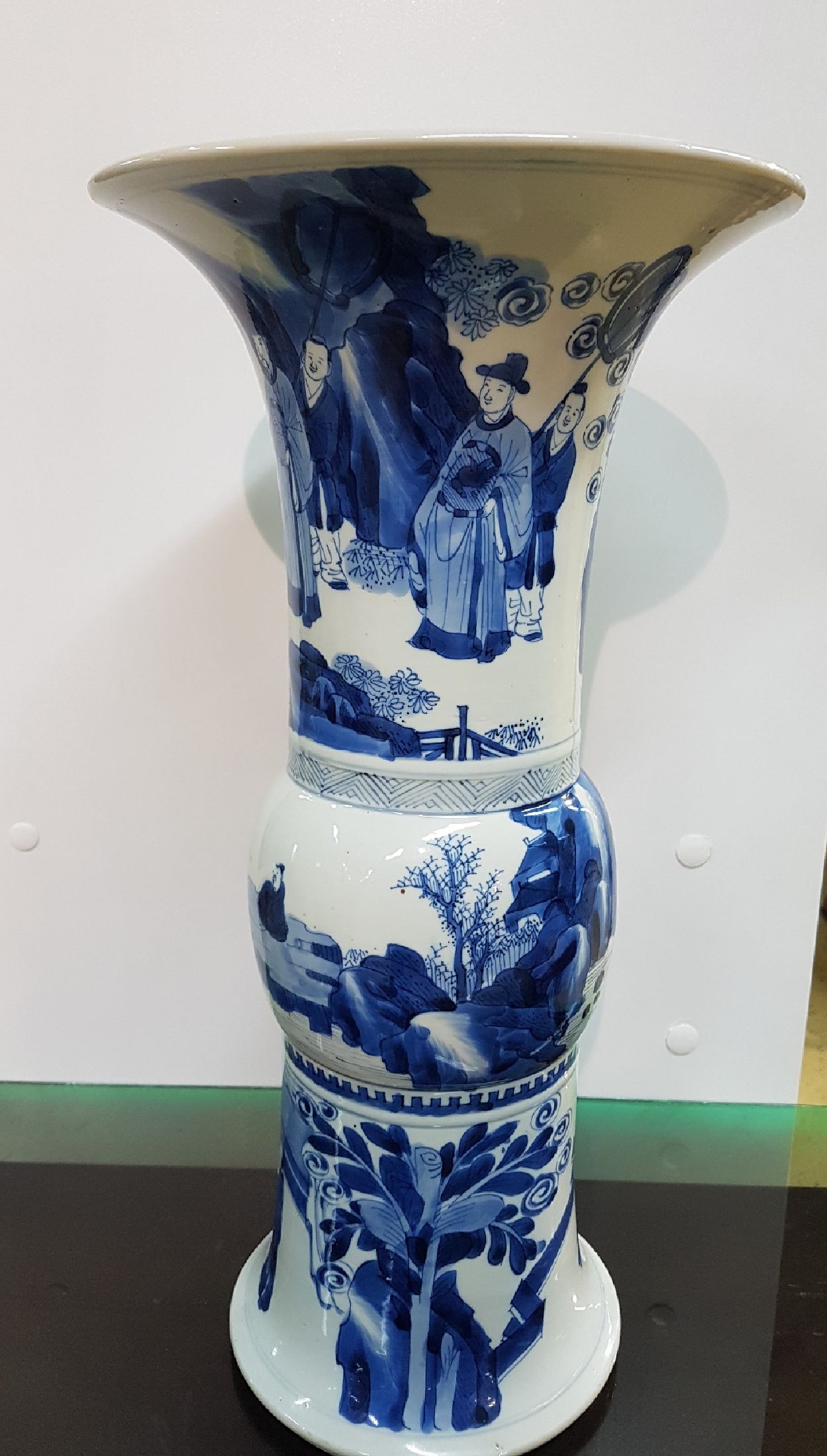 Detail d: Große Gu-förmige Vase, China, wohl Kangxi, drei Abschnitte mit blauer Unterglasurbemalung, Parklandschaft mit Würdenträger und Hofstaat, ...