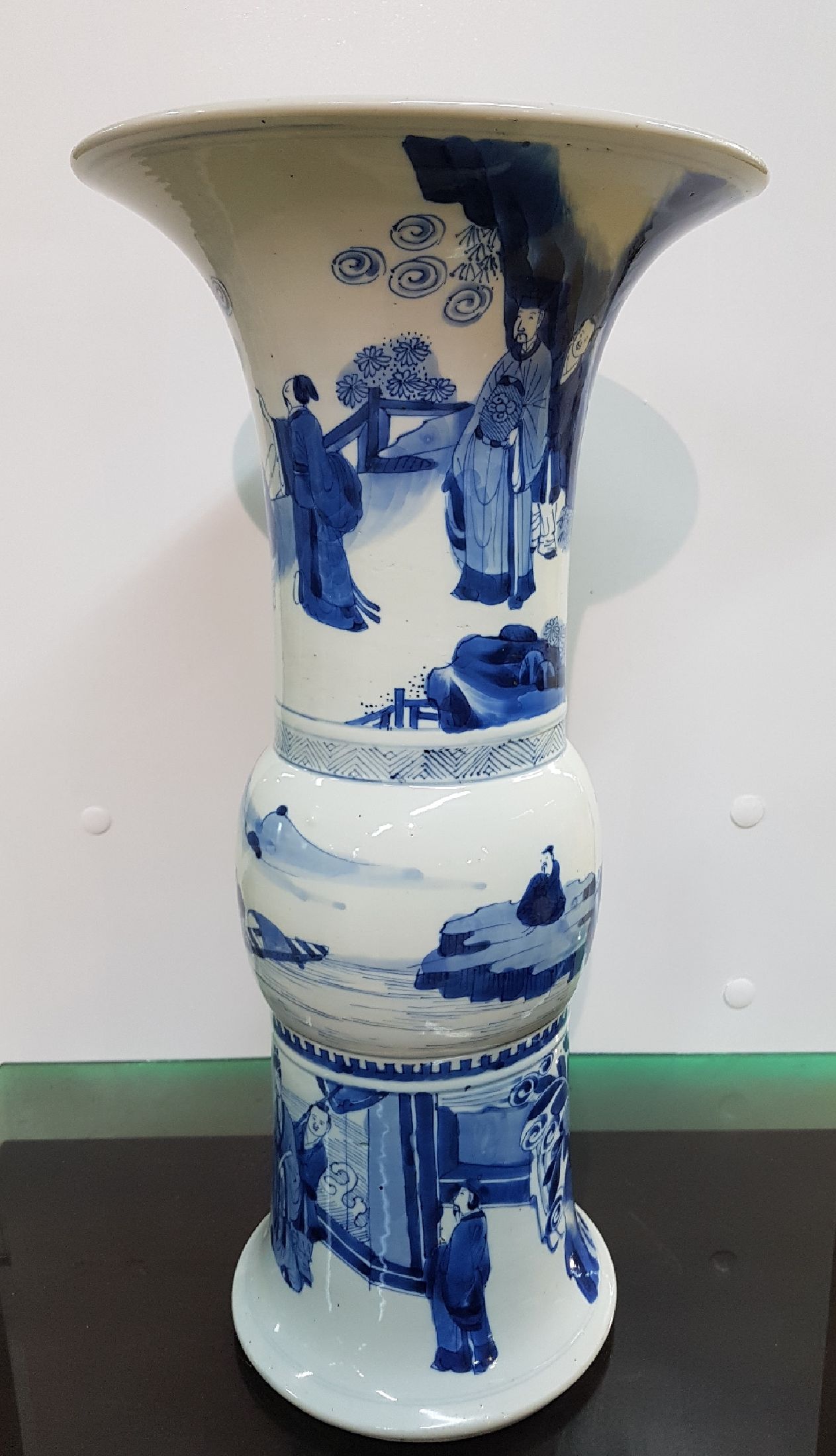 Detail e: Große Gu-förmige Vase, China, wohl Kangxi, drei Abschnitte mit blauer Unterglasurbemalung, Parklandschaft mit Würdenträger und Hofstaat, ...