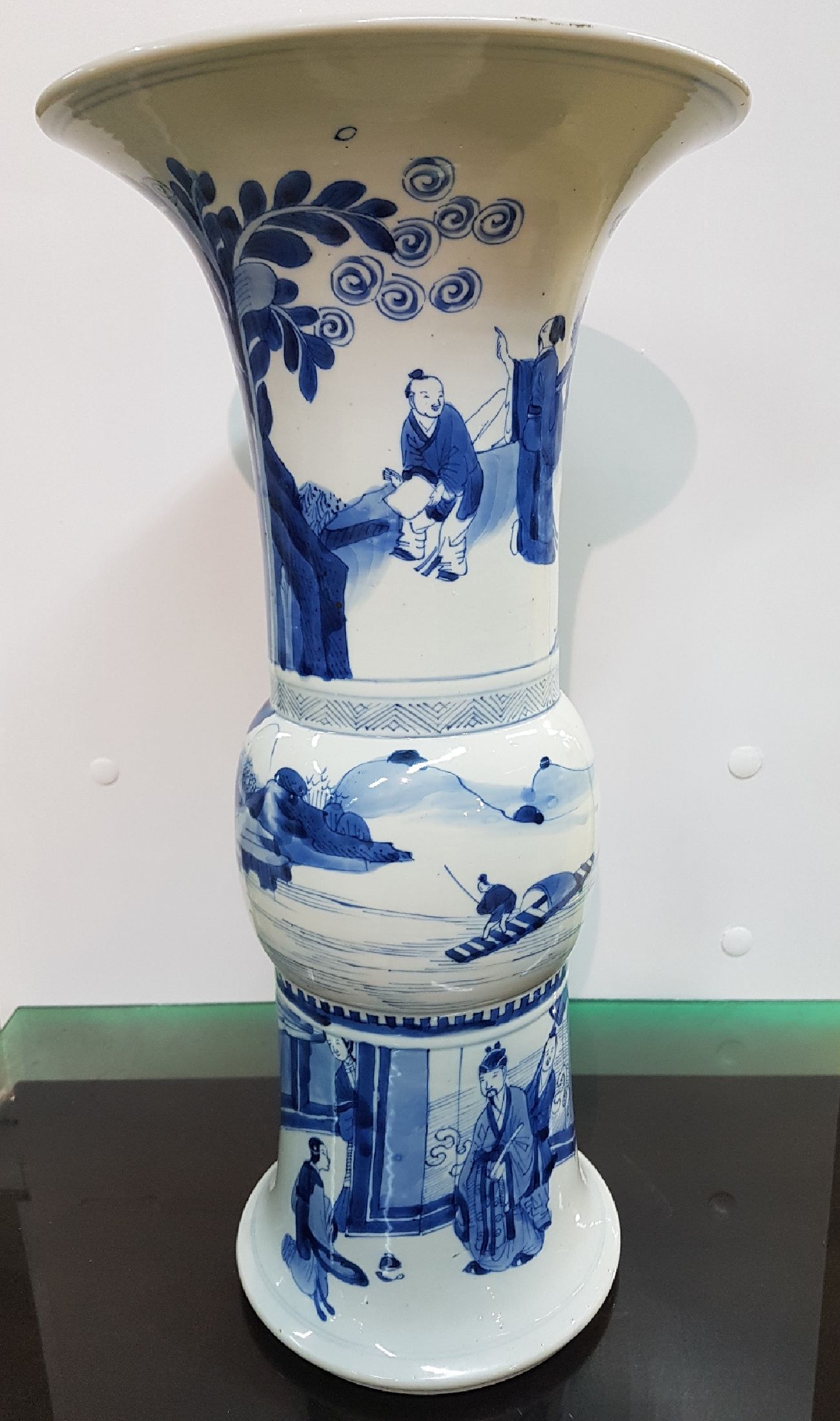 Detail f: Große Gu-förmige Vase, China, wohl Kangxi, drei Abschnitte mit blauer Unterglasurbemalung, Parklandschaft mit Würdenträger und Hofstaat, ...