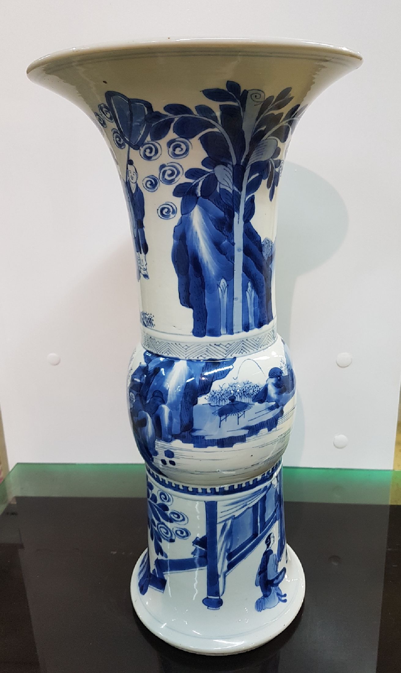 Detail g: Große Gu-förmige Vase, China, wohl Kangxi, drei Abschnitte mit blauer Unterglasurbemalung, Parklandschaft mit Würdenträger und Hofstaat, ...