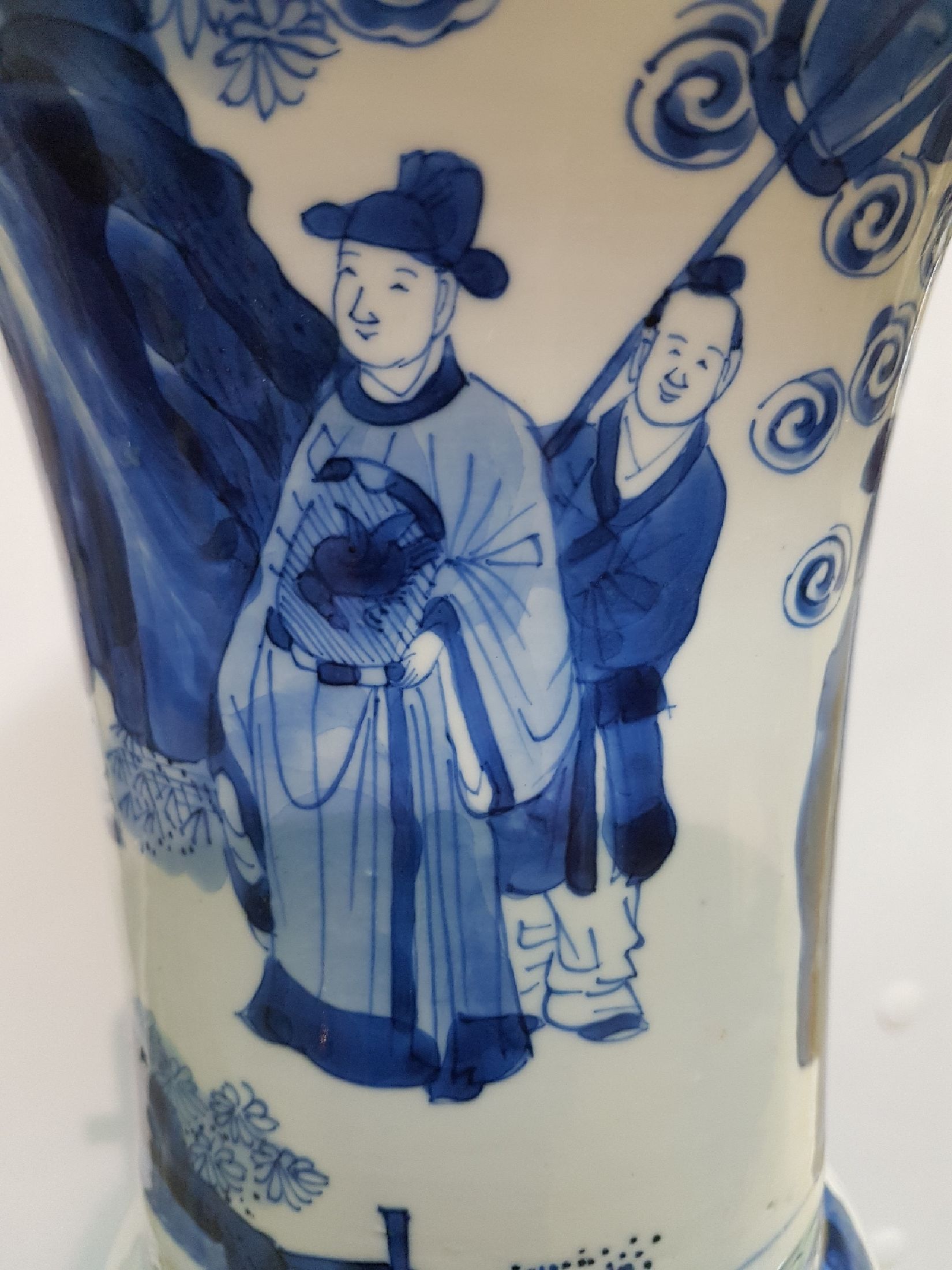 Detail h: Große Gu-förmige Vase, China, wohl Kangxi, drei Abschnitte mit blauer Unterglasurbemalung, Parklandschaft mit Würdenträger und Hofstaat, ...
