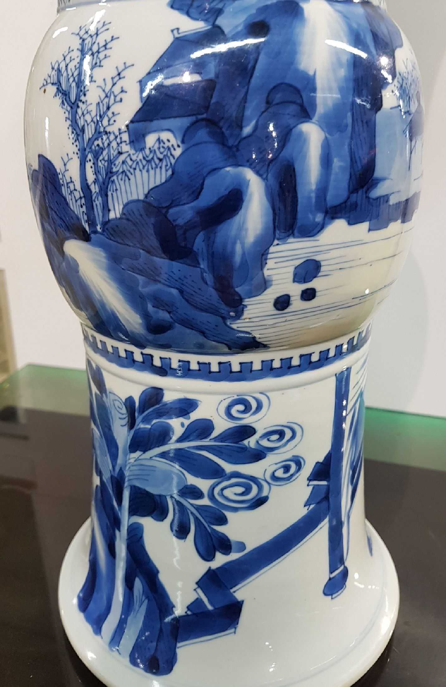 Detail i: Große Gu-förmige Vase, China, wohl Kangxi, drei Abschnitte mit blauer Unterglasurbemalung, Parklandschaft mit Würdenträger und Hofstaat, ...