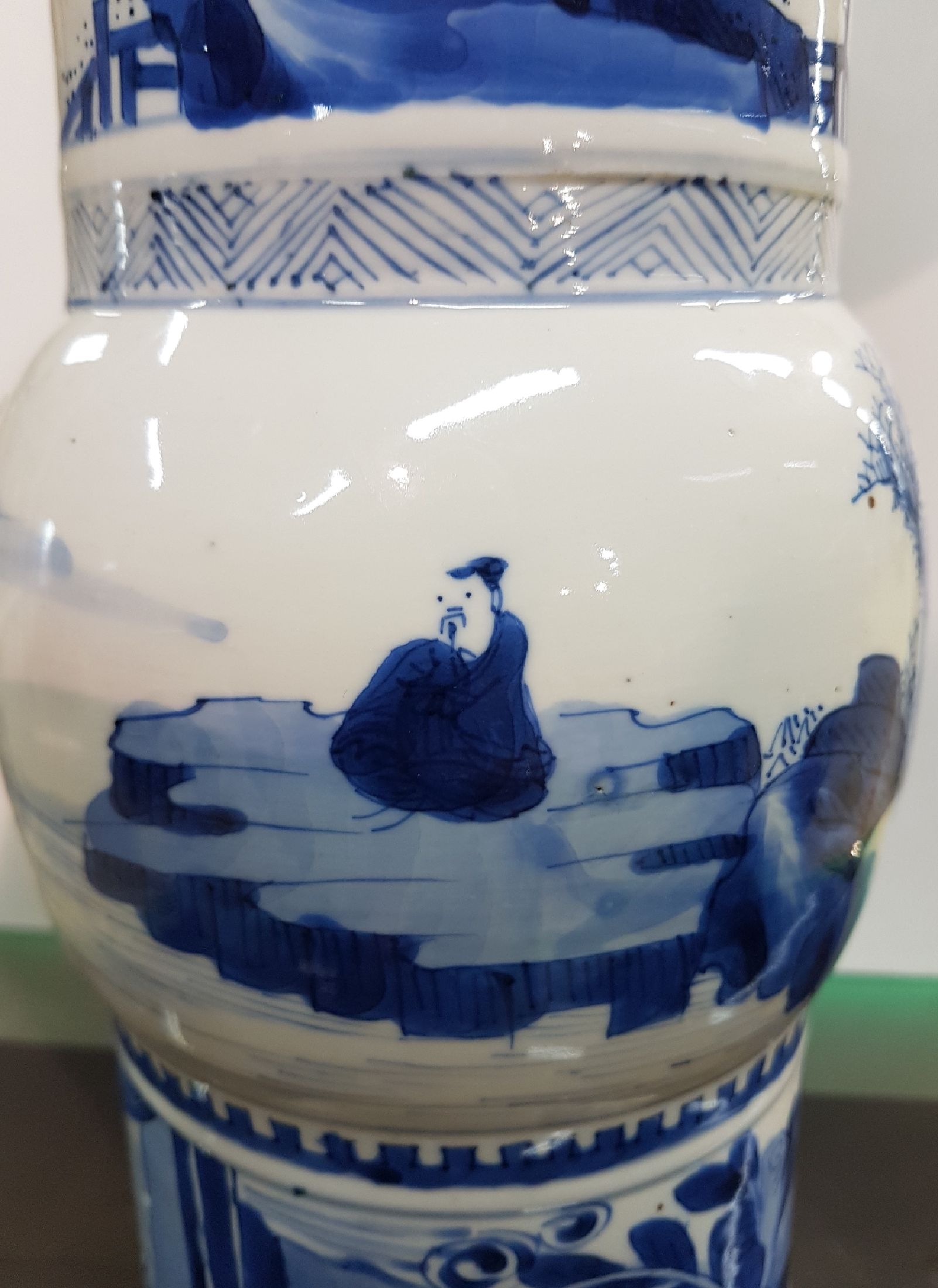 Detail j: Große Gu-förmige Vase, China, wohl Kangxi, drei Abschnitte mit blauer Unterglasurbemalung, Parklandschaft mit Würdenträger und Hofstaat, ...