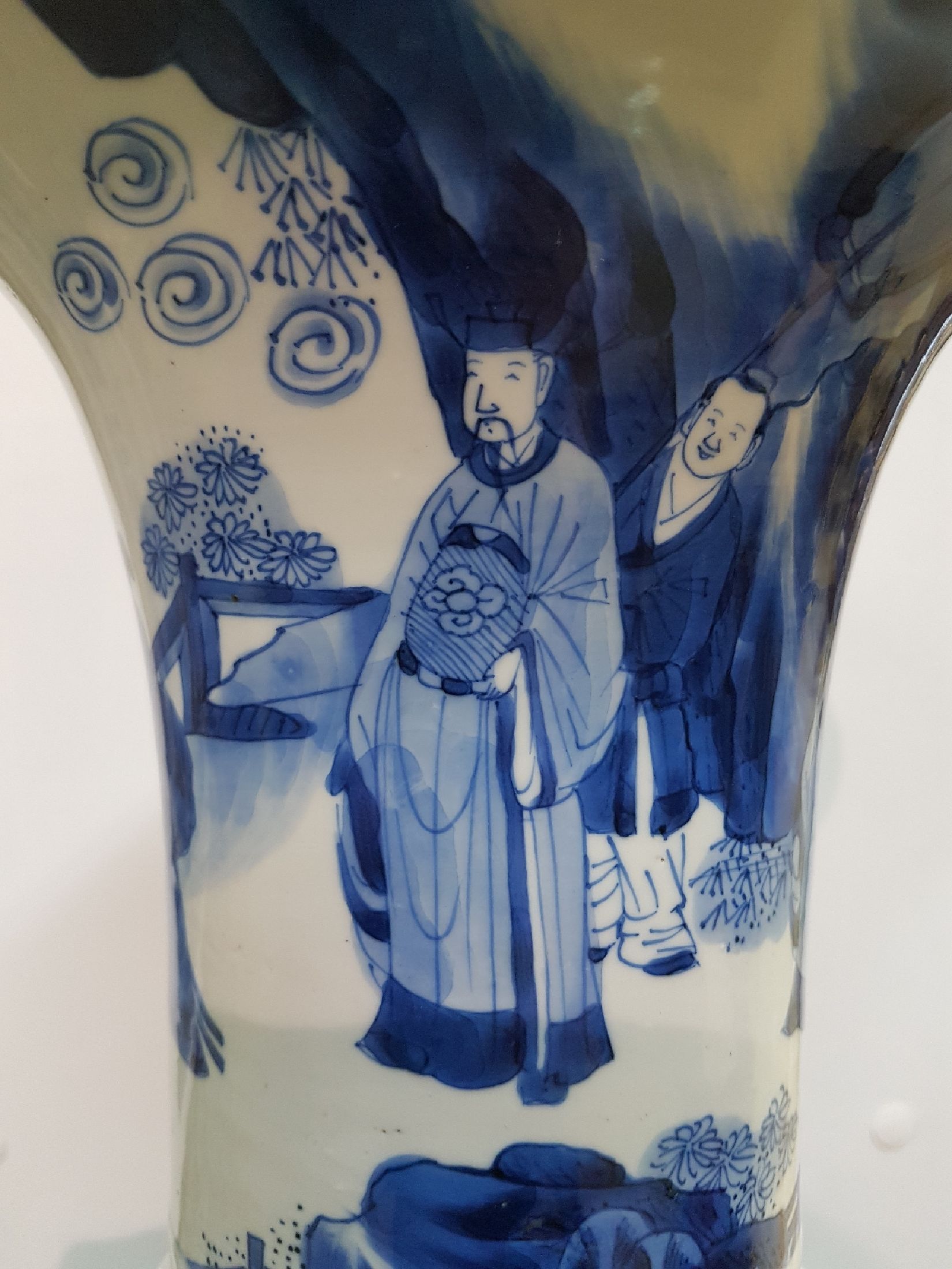 Detail k: Große Gu-förmige Vase, China, wohl Kangxi, drei Abschnitte mit blauer Unterglasurbemalung, Parklandschaft mit Würdenträger und Hofstaat, ...