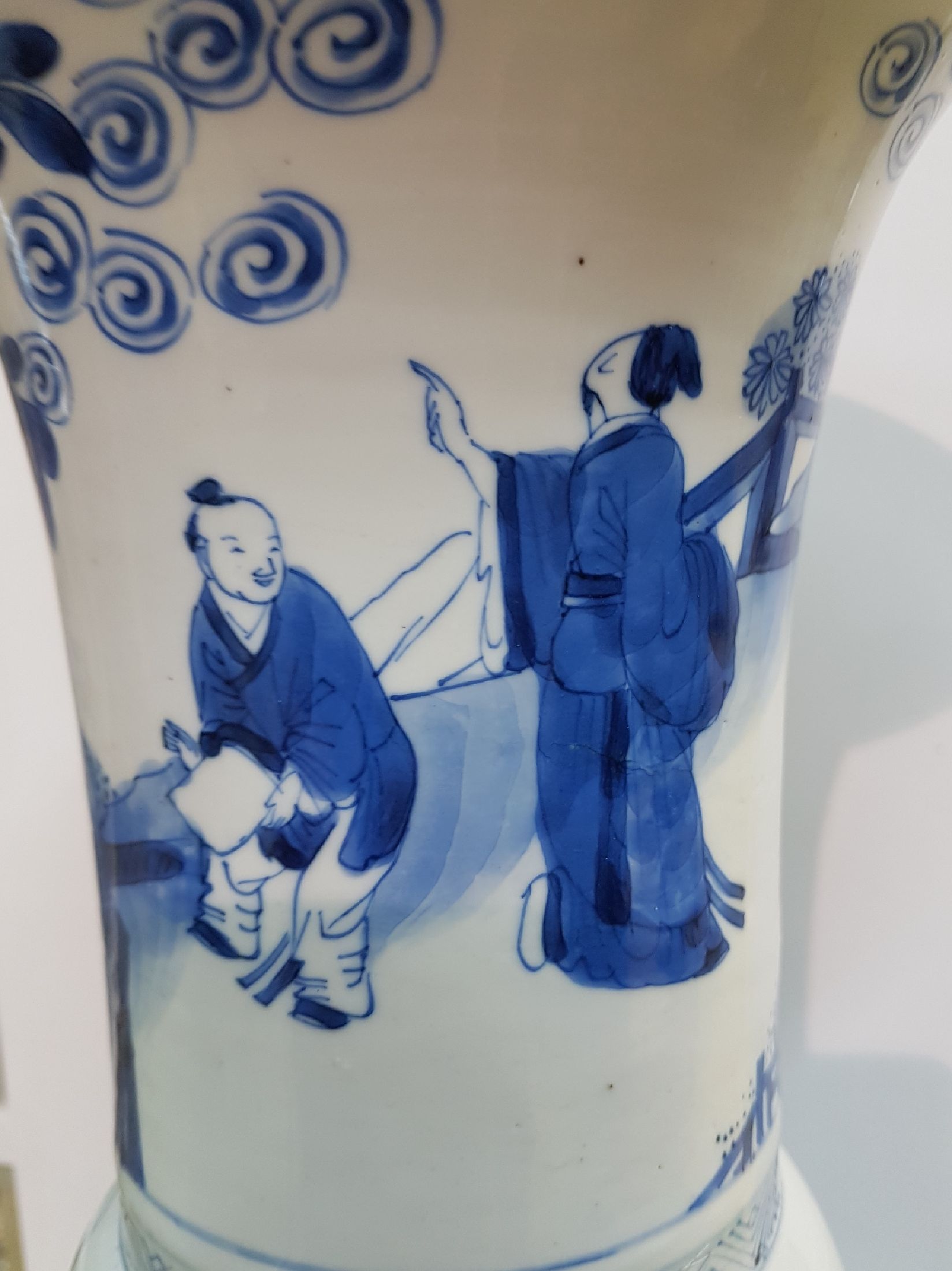 Detail l: Große Gu-förmige Vase, China, wohl Kangxi, drei Abschnitte mit blauer Unterglasurbemalung, Parklandschaft mit Würdenträger und Hofstaat, ...