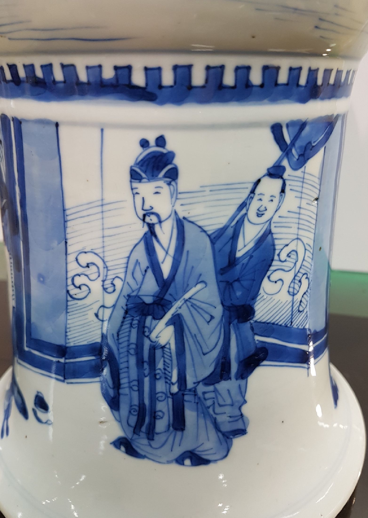 Detail m: Große Gu-förmige Vase, China, wohl Kangxi, drei Abschnitte mit blauer Unterglasurbemalung, Parklandschaft mit Würdenträger und Hofstaat, ...