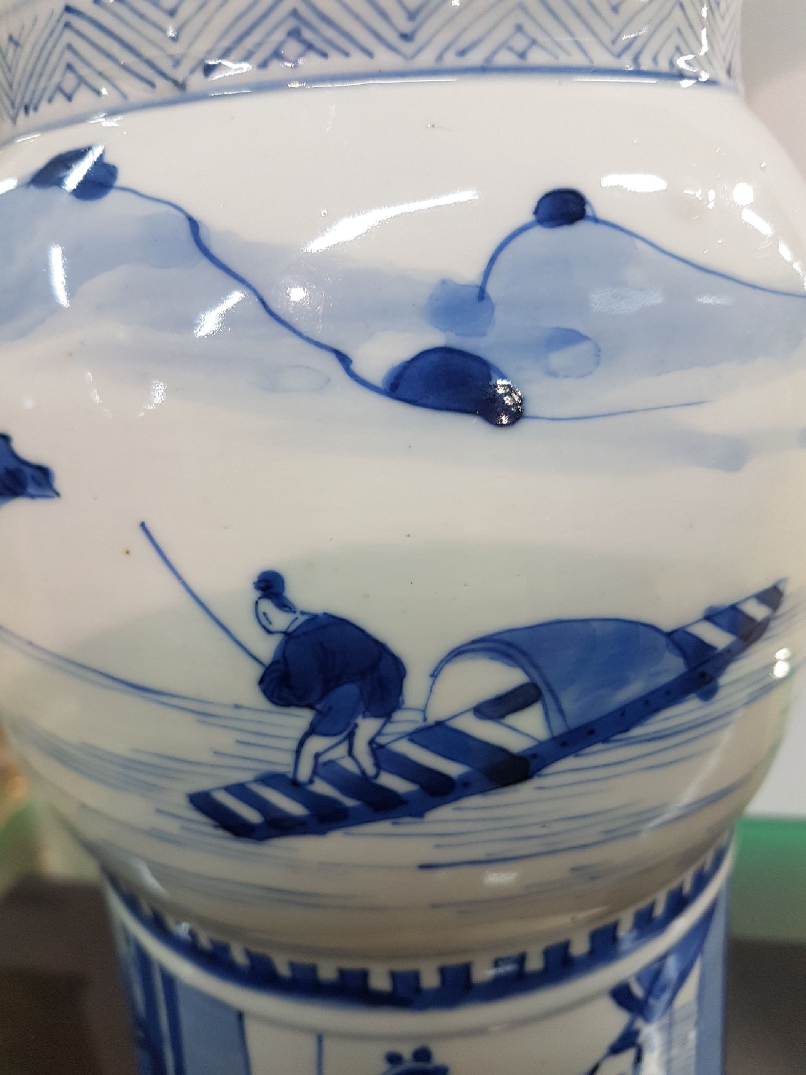 Detail n: Große Gu-förmige Vase, China, wohl Kangxi, drei Abschnitte mit blauer Unterglasurbemalung, Parklandschaft mit Würdenträger und Hofstaat, ...