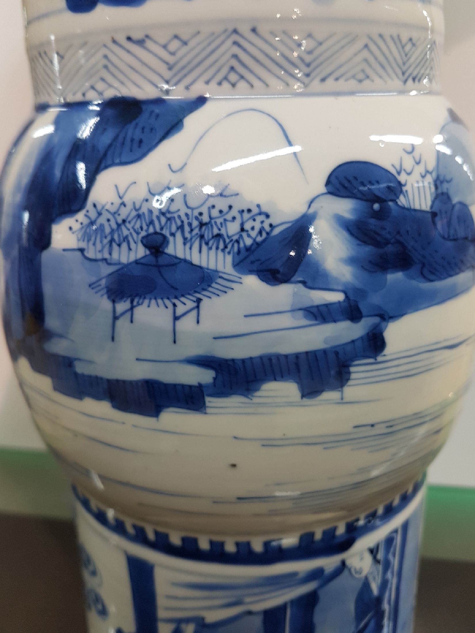 Detail o: Große Gu-förmige Vase, China, wohl Kangxi, drei Abschnitte mit blauer Unterglasurbemalung, Parklandschaft mit Würdenträger und Hofstaat, ...