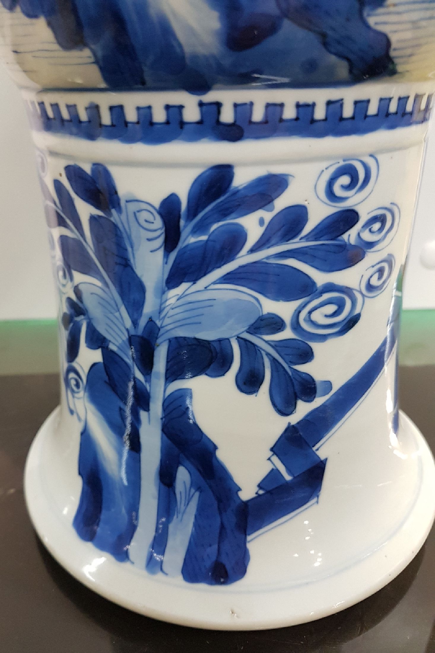 Detail p: Große Gu-förmige Vase, China, wohl Kangxi, drei Abschnitte mit blauer Unterglasurbemalung, Parklandschaft mit Würdenträger und Hofstaat, ...