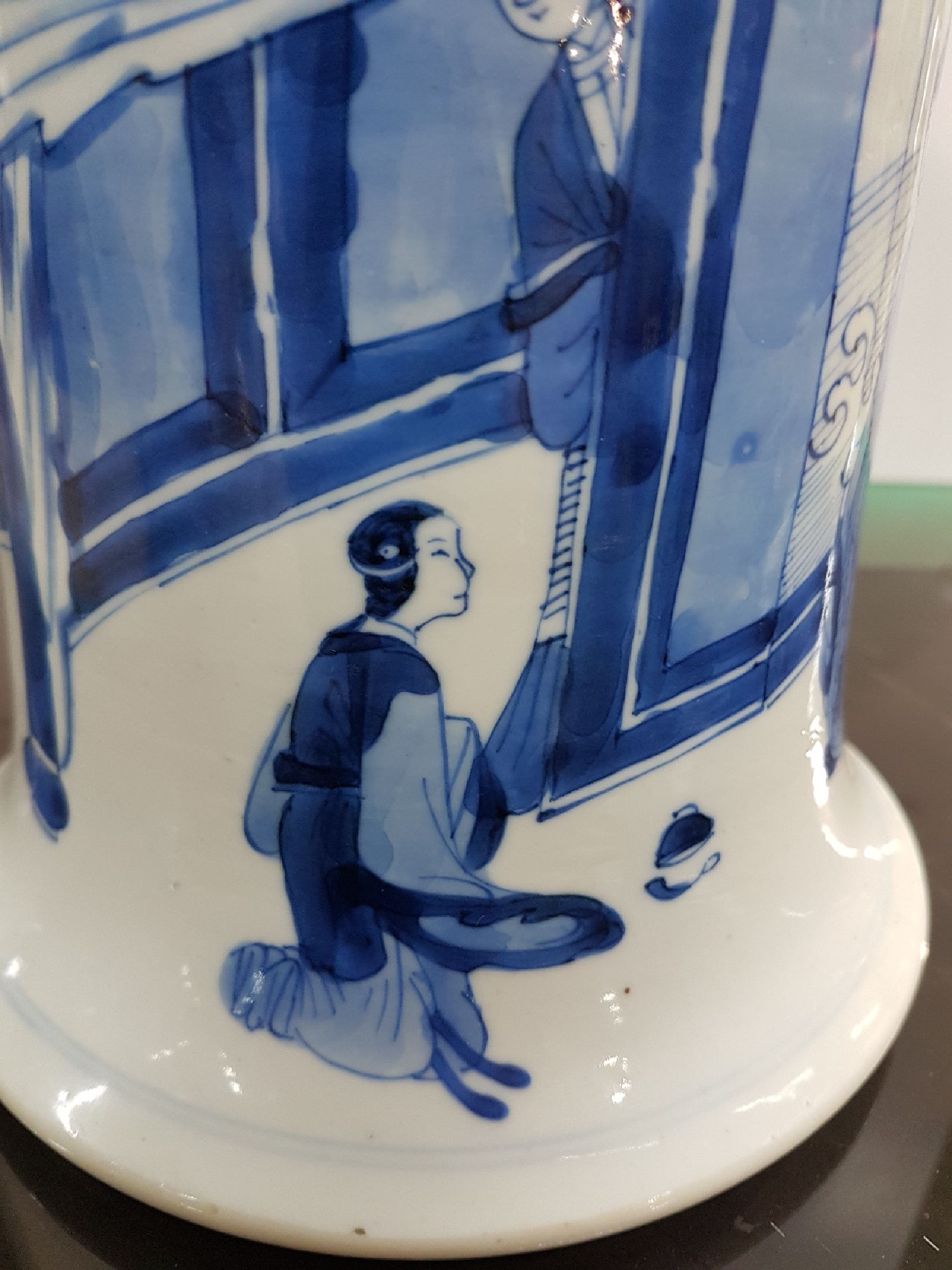Detail q: Große Gu-förmige Vase, China, wohl Kangxi, drei Abschnitte mit blauer Unterglasurbemalung, Parklandschaft mit Würdenträger und Hofstaat, ...