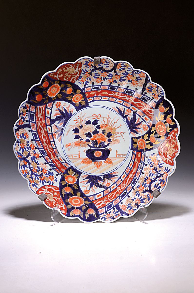 Zwei große Imari-Teller, Japan, um 1900, polychrom bemalt, Vasenmotive, Blumen, Vögel etc., D. ca. 45/55 cm