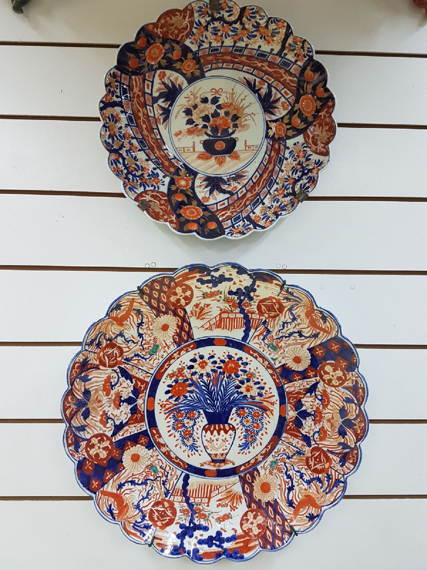 Detail a: Zwei große Imari-Teller, Japan, um 1900, polychrom bemalt, Vasenmotive, Blumen, Vögel etc., D. ca. 45/55 cm