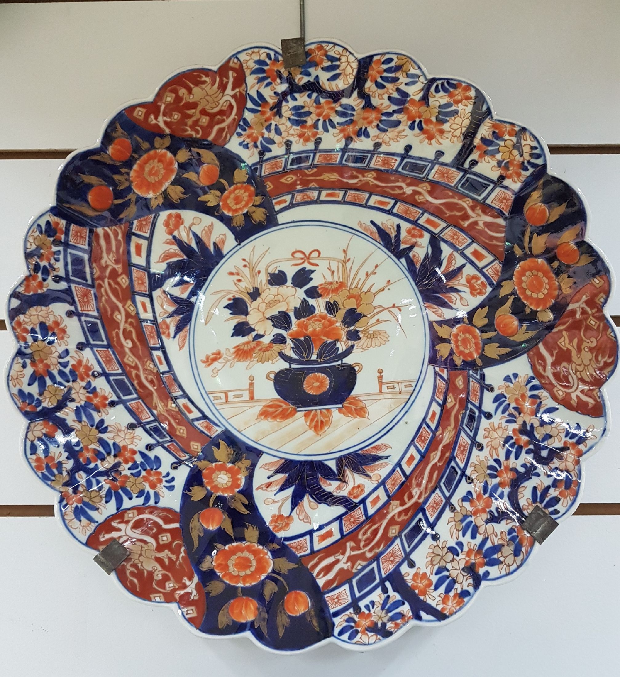 Detail b: Zwei große Imari-Teller, Japan, um 1900, polychrom bemalt, Vasenmotive, Blumen, Vögel etc., D. ca. 45/55 cm